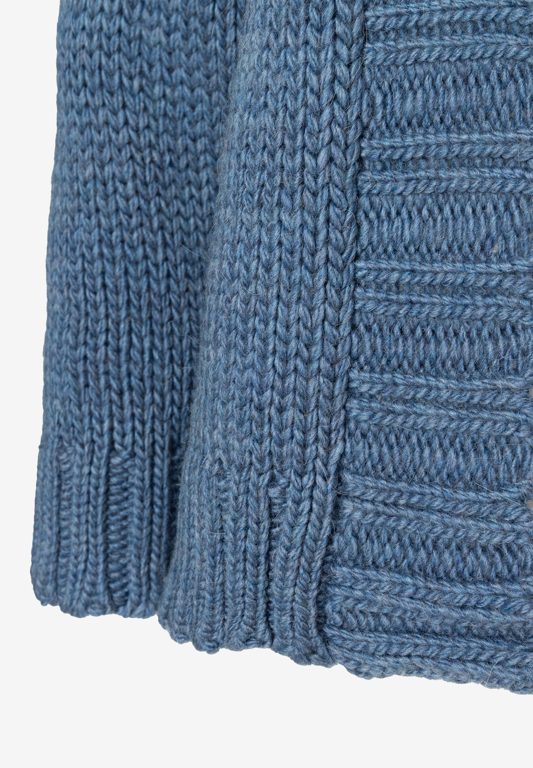 MORE & MORE Pullover: Nahaufnahme des unteren Saums eines hellblauen Strickpullovers mit Zopfmusterung und Rippenstrick