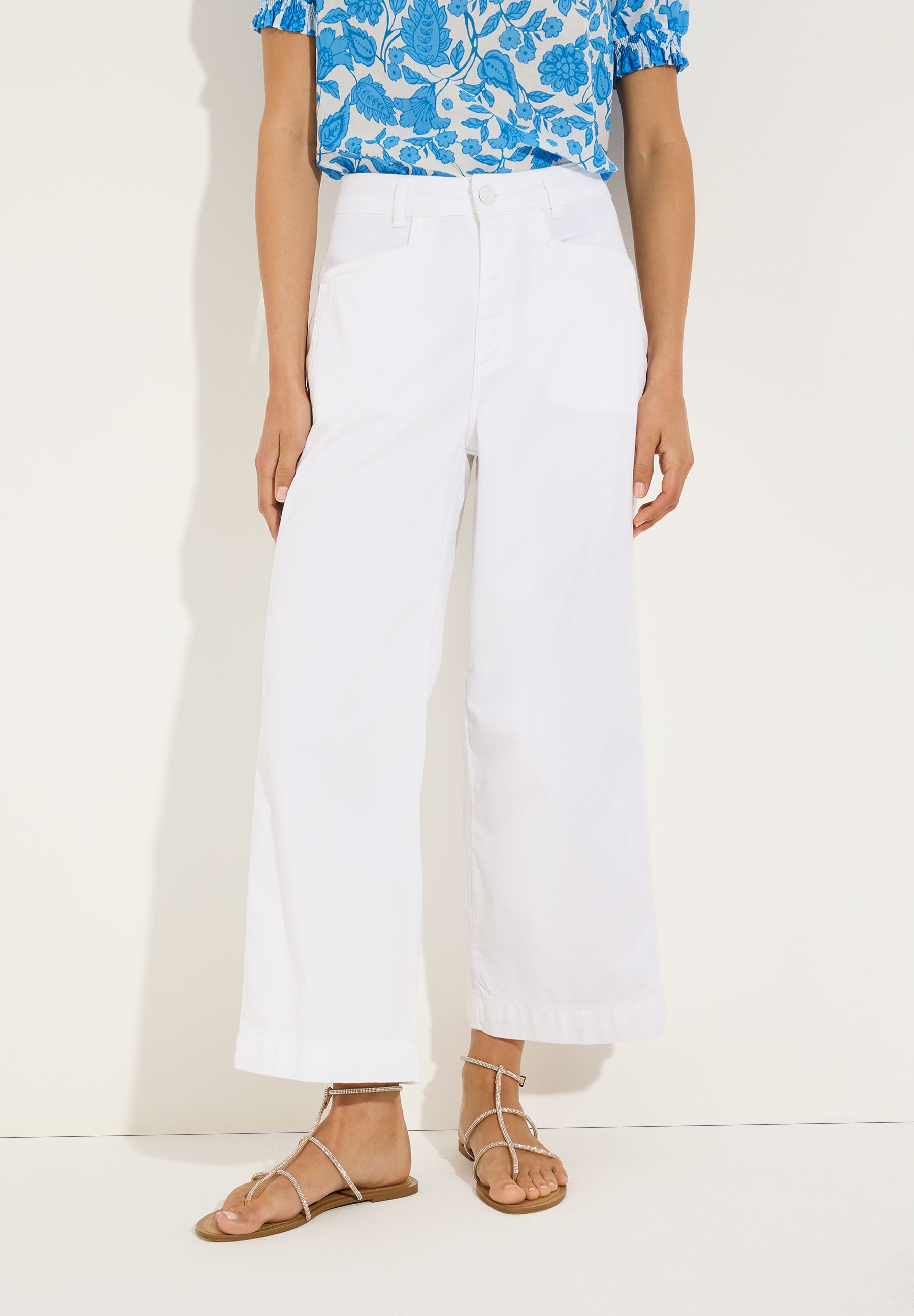 MORE & MORE Jeans: Weiße weite Culotte-Jeans aus Baumwollmischung mit elastischem Bund & Seitentaschen. Das Model trägt braune Sandalen. MORE & MORE Jeans: Weiße weite Culotte-Jeans aus Baumwollmischung mit elastischem Bund & Seitentaschen. Das Model trägt braune Sandalen.