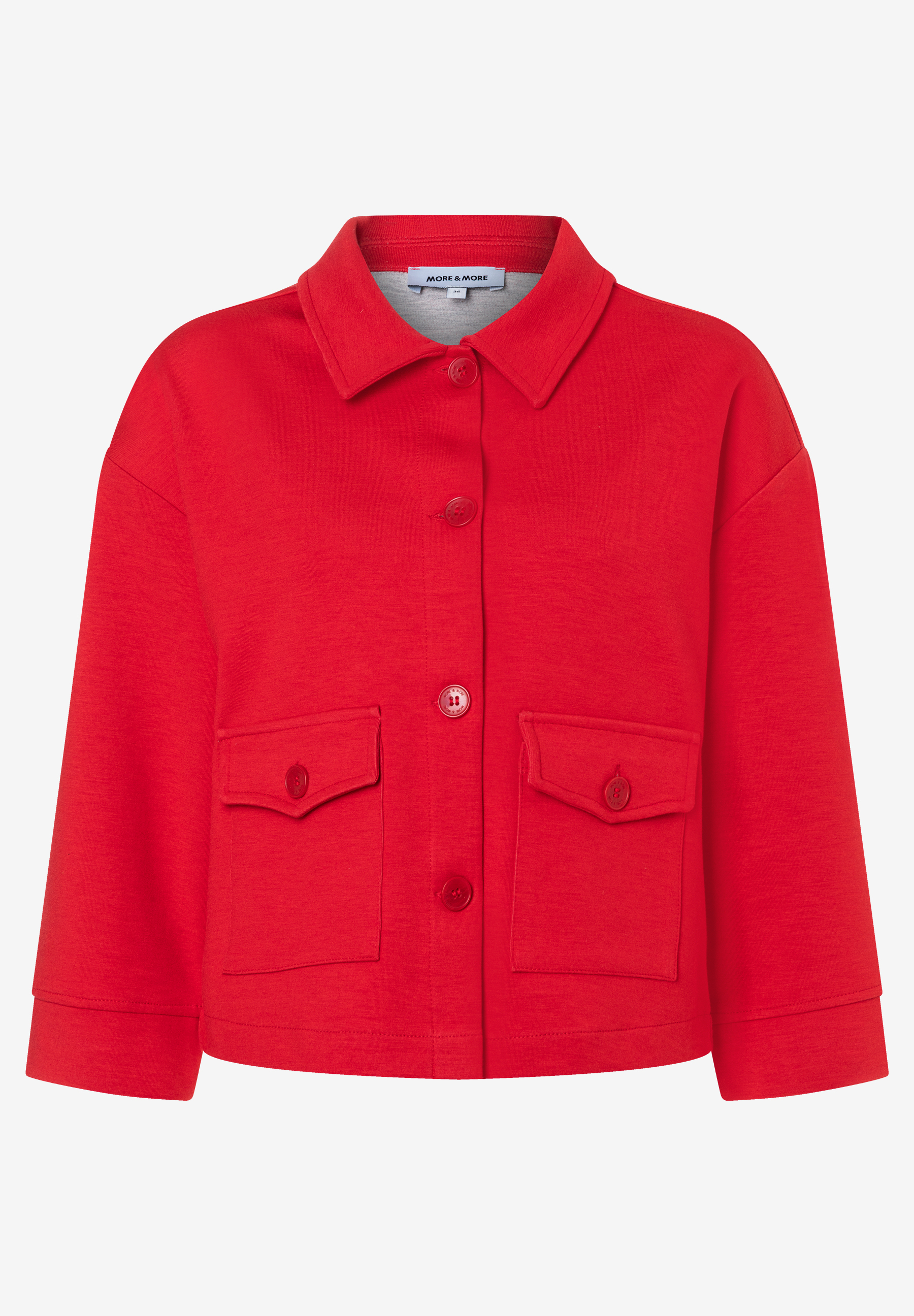 Eine rote Jersey-Jacke von MORE & MORE mit Kragen, Knöpfen und aufgesetzten Taschen. Eine rote Jersey-Jacke von MORE & MORE mit Kragen, Knöpfen und aufgesetzten Taschen.