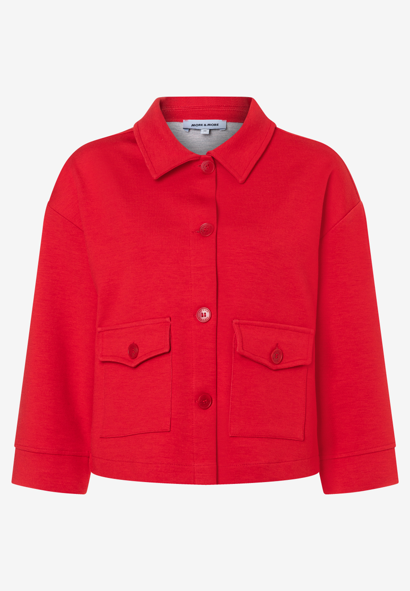 Eine rote Jersey-Jacke von MORE & MORE mit Kragen, Knöpfen und aufgesetzten Taschen. Eine rote Jersey-Jacke von MORE & MORE mit Kragen, Knöpfen und aufgesetzten Taschen.