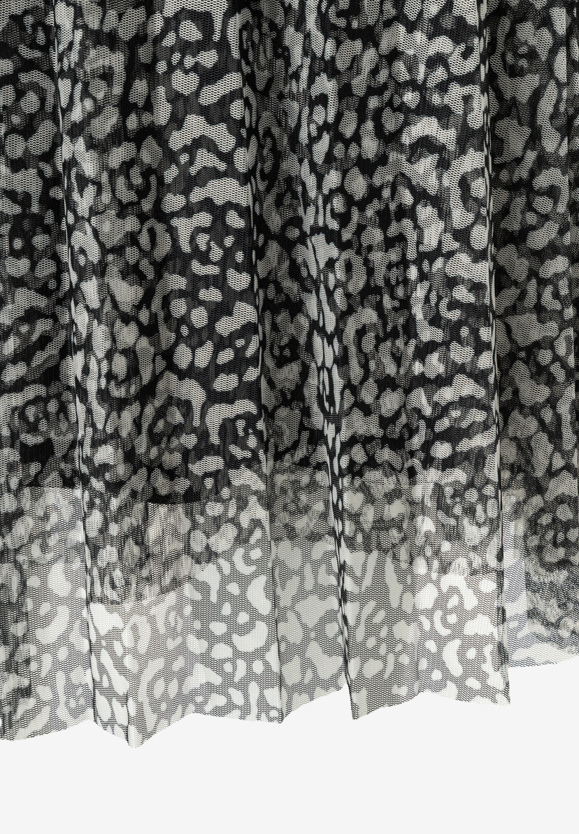 Nahaufnahme eines Rocks von MORE & MORE aus Mesh mit abstraktem Muster. Nahaufnahme eines Rocks von MORE & MORE aus Mesh mit abstraktem Muster.