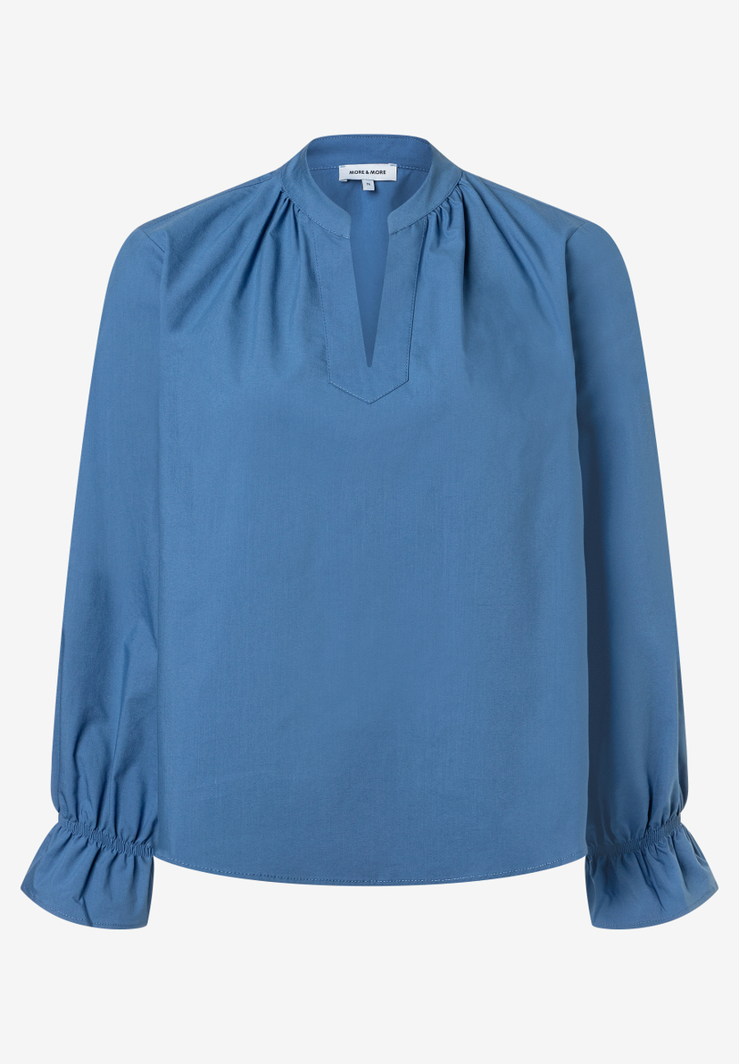 Eine blaue MORE & MORE Bluse mit langen Ärmeln und einem V-Ausschnitt ist abgebildet. Eine blaue MORE & MORE Bluse mit langen Ärmeln und einem V-Ausschnitt ist abgebildet.