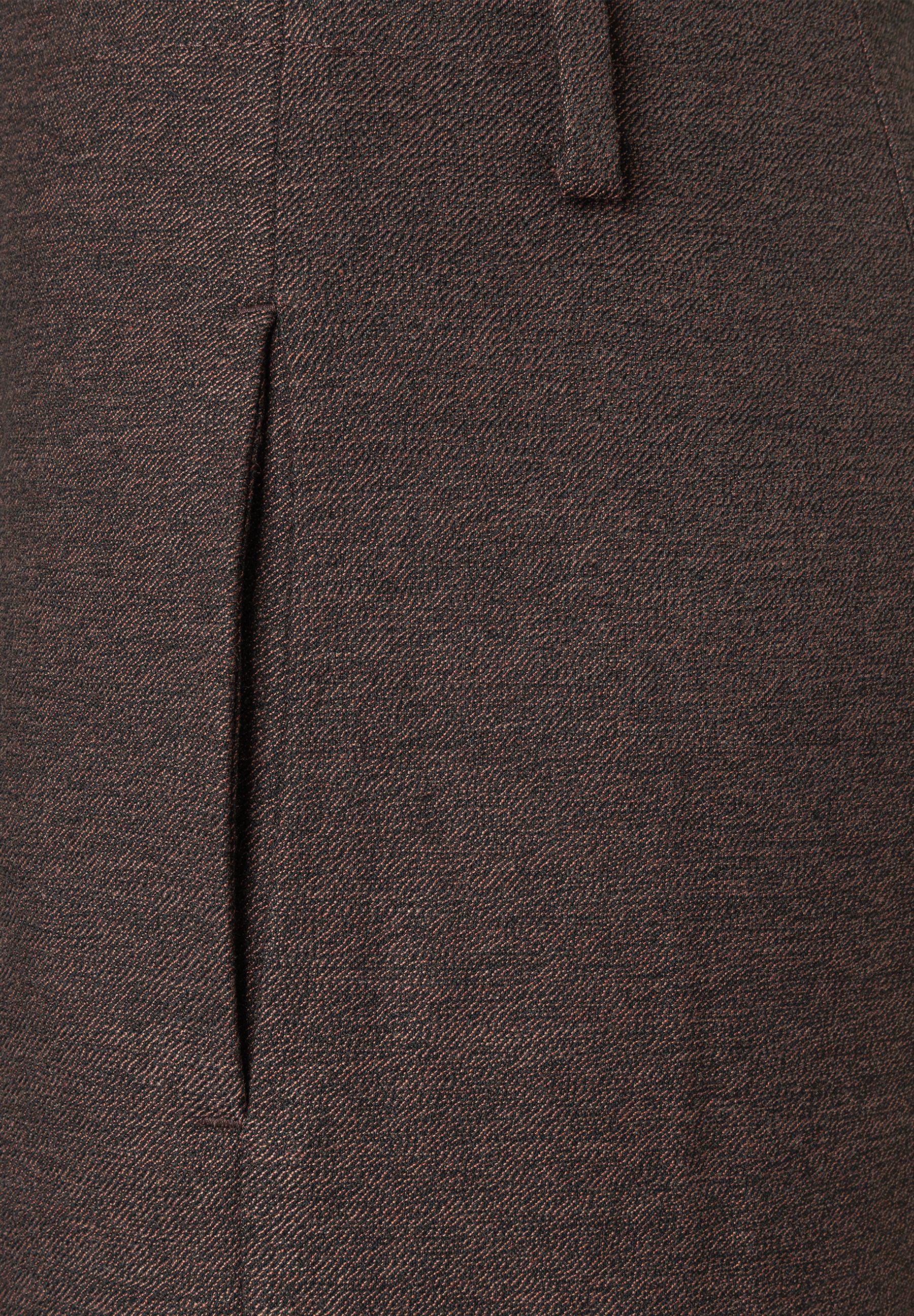 Nahaufnahme einer braunen MORE & MORE Jeans mit diagonalem Webmuster und einer Bundfalte.