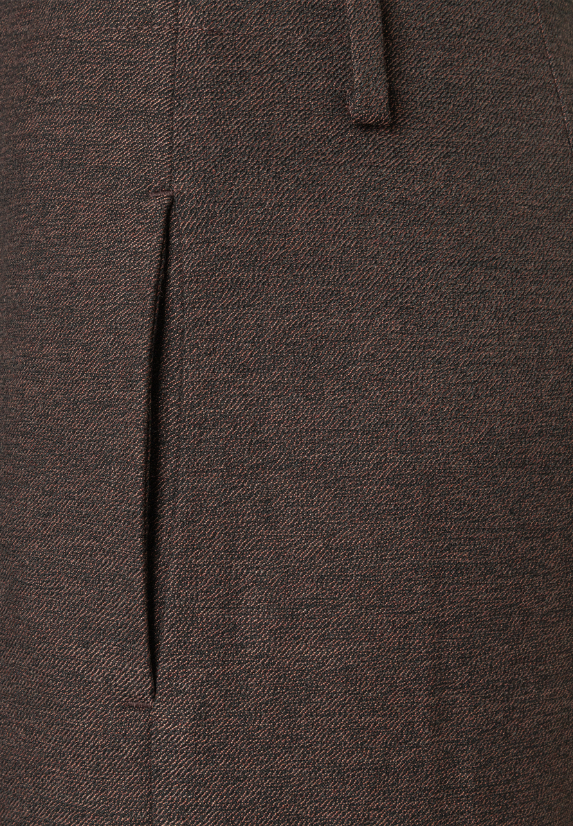 Nahaufnahme einer braunen MORE & MORE Jeans mit diagonalem Webmuster und einer Bundfalte. Nahaufnahme einer braunen MORE & MORE Jeans mit diagonalem Webmuster und einer Bundfalte.