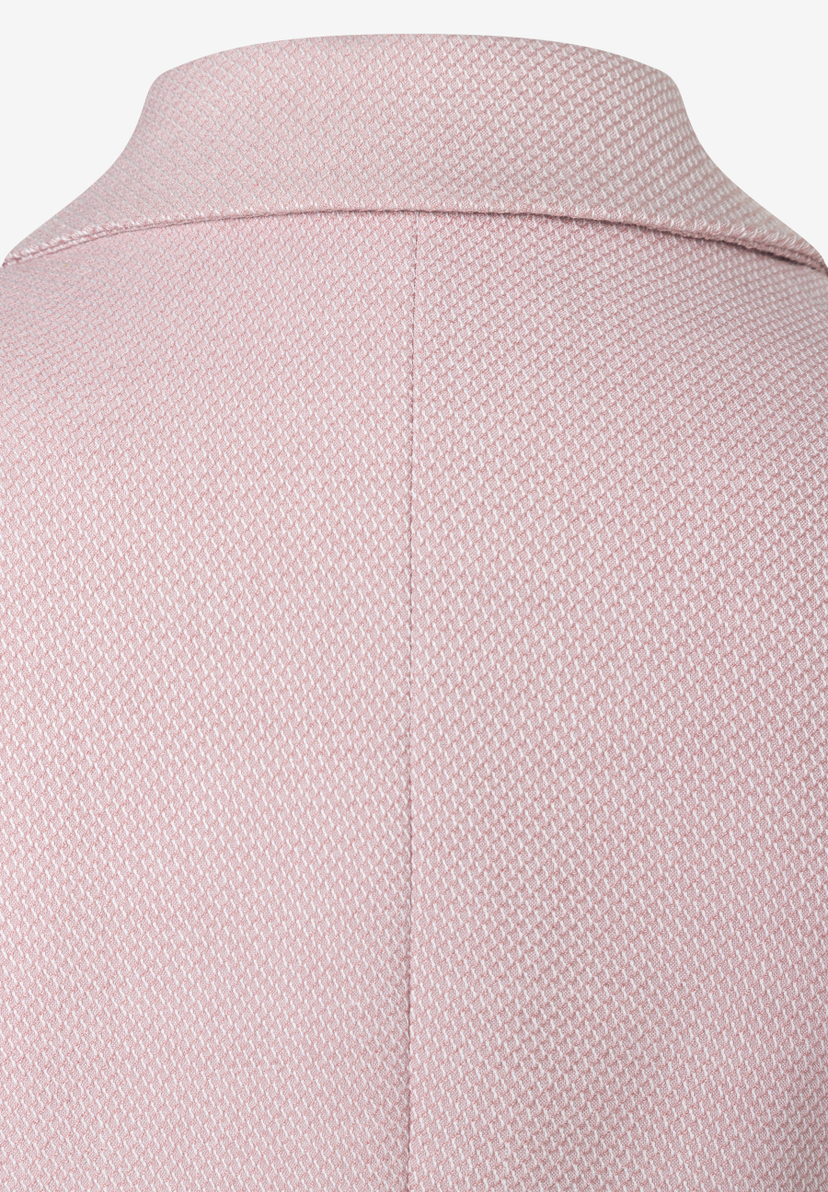 Nahaufnahme der Rückseite eines rosafarbenen MORE & MORE Blazers aus Piqué-Stretch-Material. Nahaufnahme der Rückseite eines rosafarbenen MORE & MORE Blazers aus Piqué-Stretch-Material.