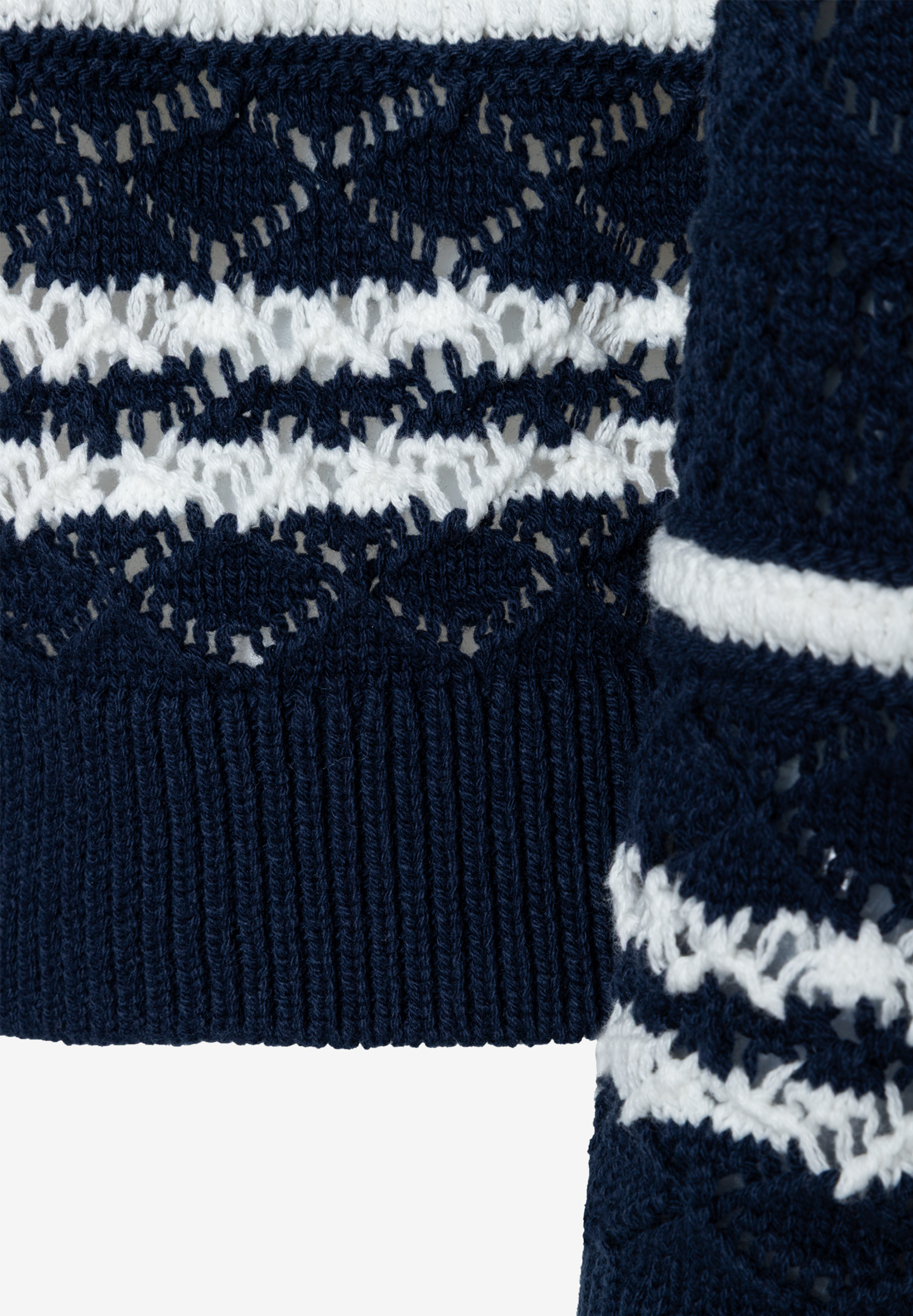 Detailansicht eines dunkelblau-weiß gestreiften Strick-Oberteils von MORE & MORE mit angenehmem Tragekomfort. Detailansicht eines dunkelblau-weiß gestreiften Strick-Oberteils von MORE & MORE mit angenehmem Tragekomfort.