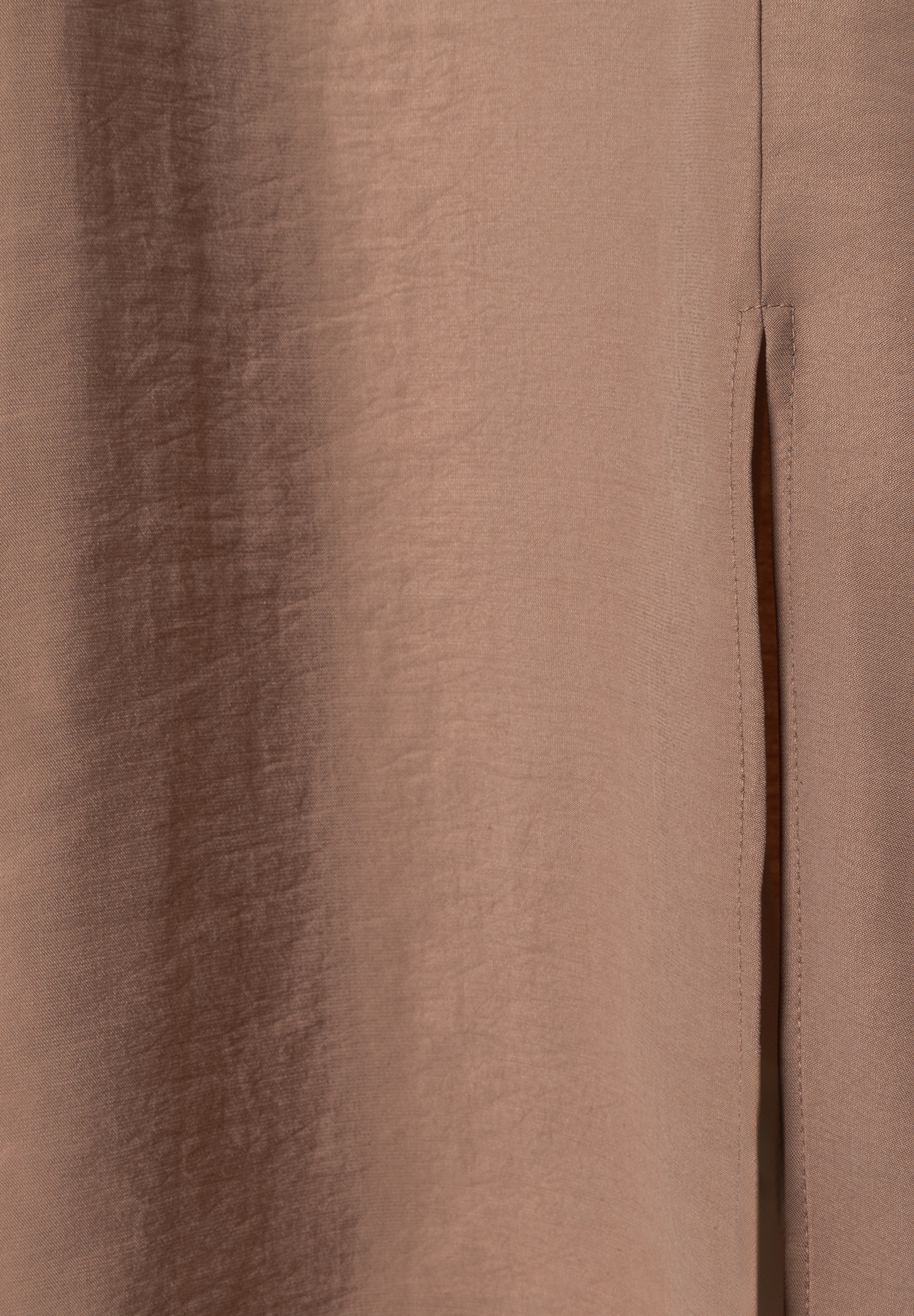 Detailansicht eines Rockes von MORE & MORE, der fließend und angenehm zu tragen ist.