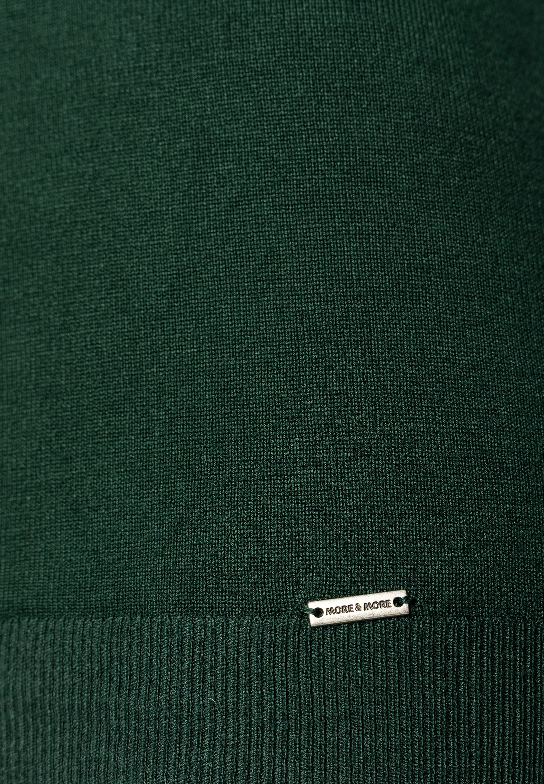 MORE & MORE dunkelgrüner Pullover mit Markenetikett; strukturierte, fein gerippte Bündchen und weicher Strickstoff