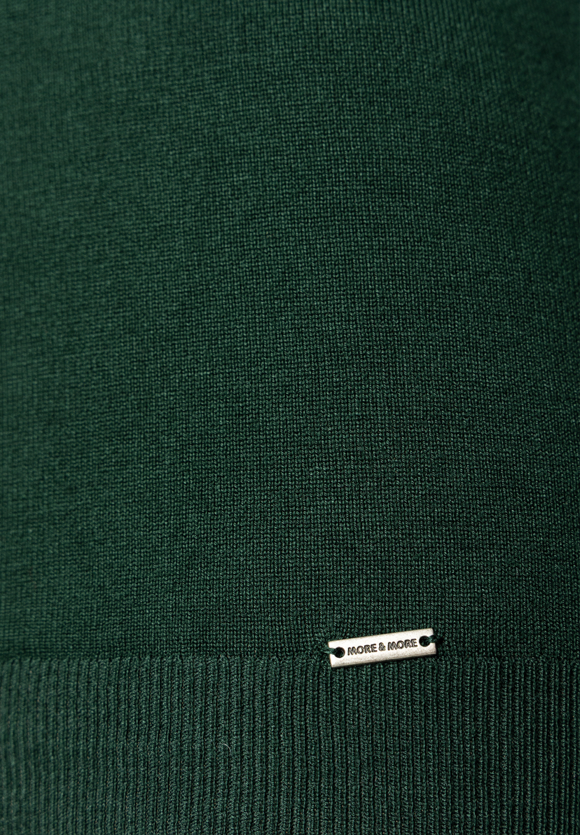 MORE & MORE dunkelgrüner Pullover mit Markenetikett; strukturierte, fein gerippte Bündchen und weicher Strickstoff MORE & MORE dunkelgrüner Pullover mit Markenetikett; strukturierte, fein gerippte Bündchen und weicher Strickstoff