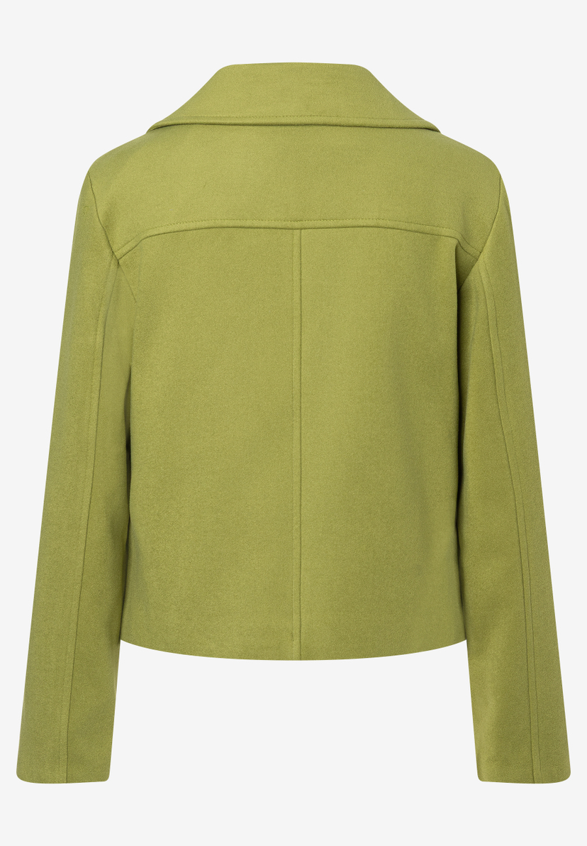 Die Rückansicht einer MORE & MORE Webware-Jacke in Olivgrün mit Kragen und elastischem Material. Die Rückansicht einer MORE & MORE Webware-Jacke in Olivgrün mit Kragen und elastischem Material.