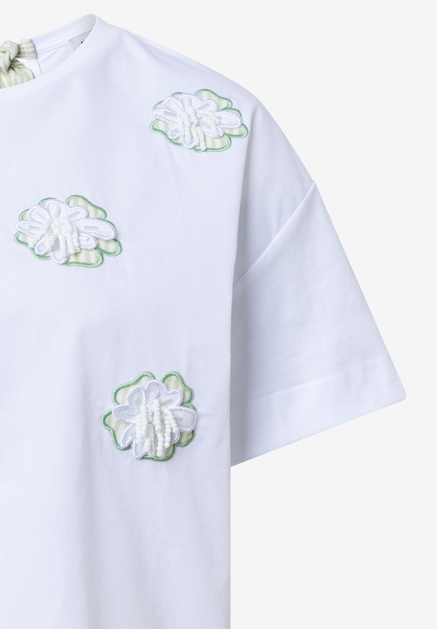 Ein weißes MORE & MORE Oberteil mit floralen Jersey-Applikationen. Ein weißes MORE & MORE Oberteil mit floralen Jersey-Applikationen.