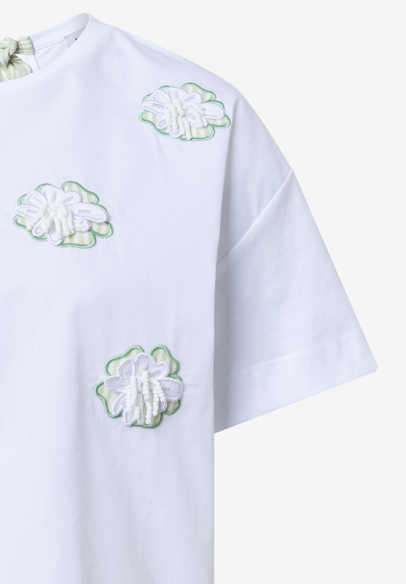 Ein weißes MORE & MORE Oberteil mit floralen Jersey-Applikationen. Ein weißes MORE & MORE Oberteil mit floralen Jersey-Applikationen.
