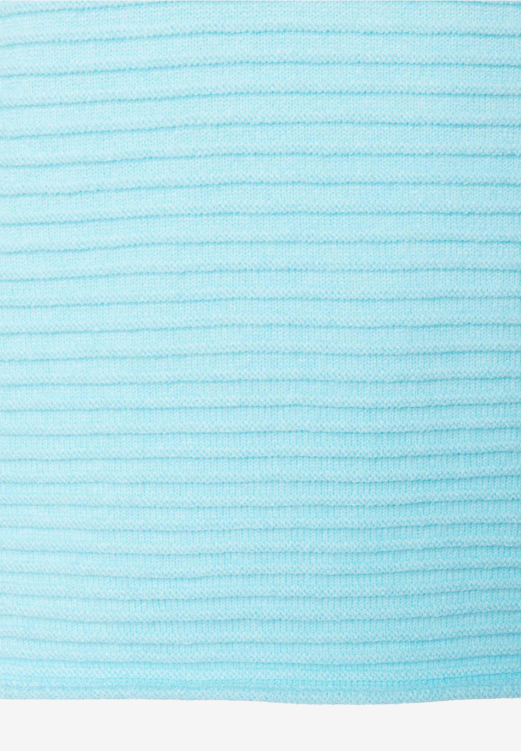 Nahaufnahme eines gerippten, hellblauen MORE & MORE Oberteils. Nahaufnahme eines gerippten, hellblauen MORE & MORE Oberteils.