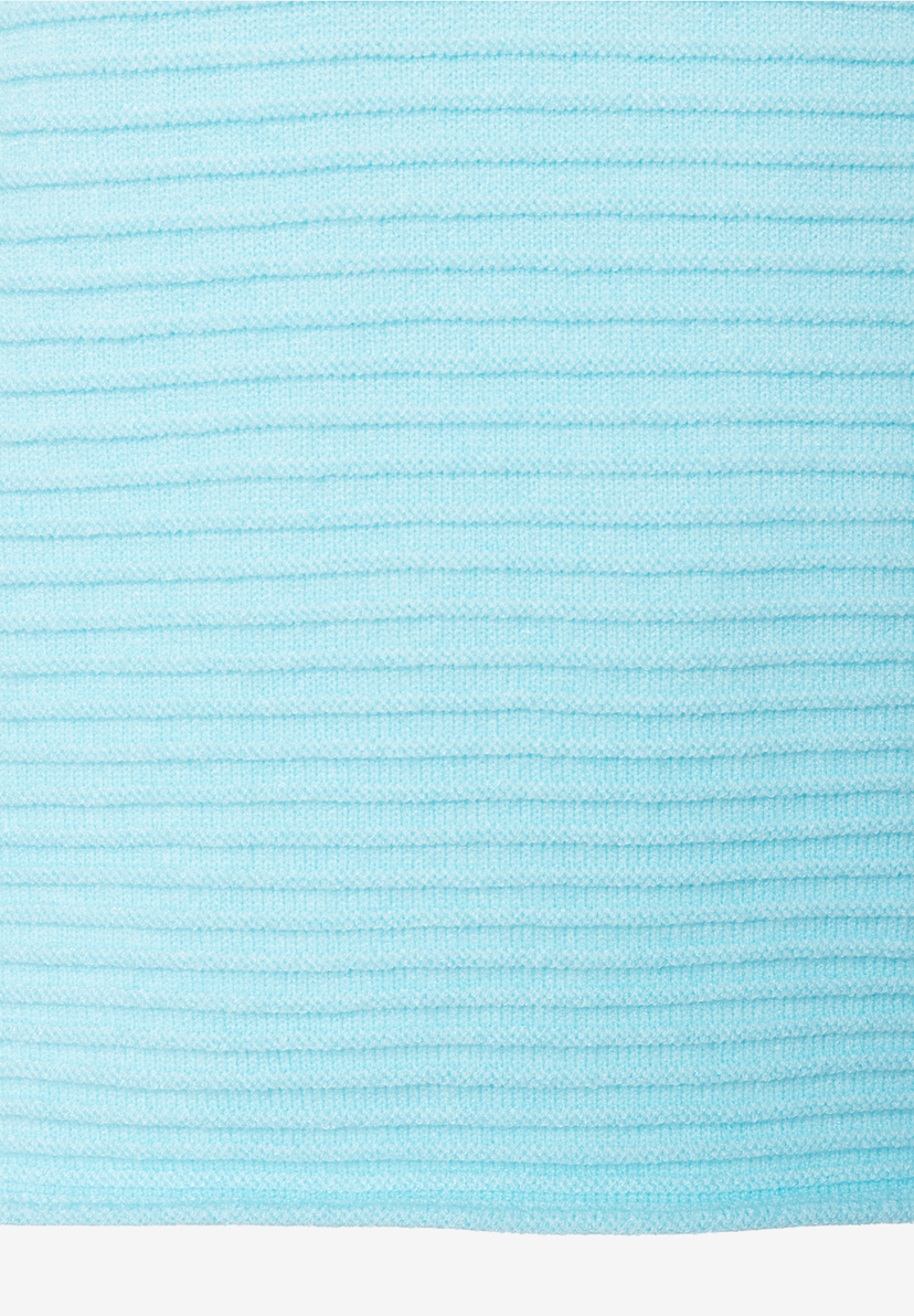 Nahaufnahme eines gerippten, hellblauen MORE & MORE Oberteils. Nahaufnahme eines gerippten, hellblauen MORE & MORE Oberteils.