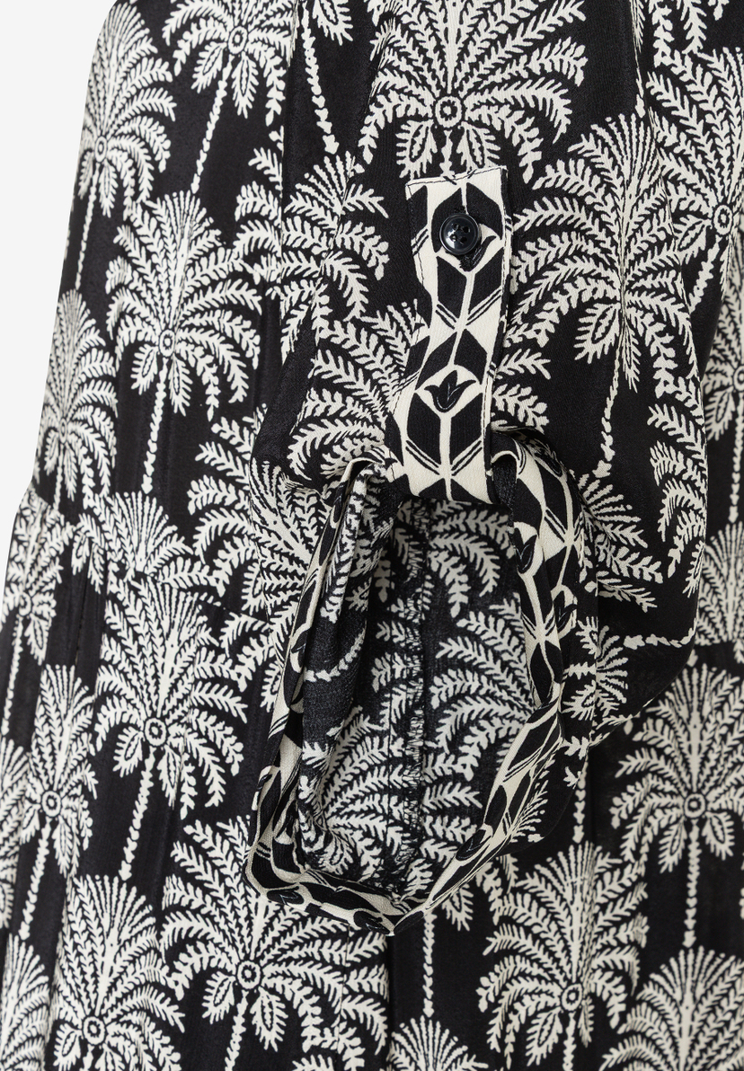 MORE & MORE Oberteil: Schwarzes Kleid mit weißen Palmen- und Blättermotiven. Ein Ärmel ist hochgekrempelt und mit einem Knopf befestigt. MORE & MORE Oberteil: Schwarzes Kleid mit weißen Palmen- und Blättermotiven. Ein Ärmel ist hochgekrempelt und mit einem Knopf befestigt.