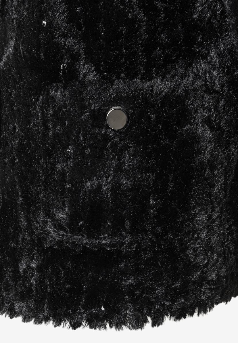 Nahaufnahme eines schwarzen MORE & MORE Blazers mit Knopf. Nahaufnahme eines schwarzen MORE & MORE Blazers mit Knopf.