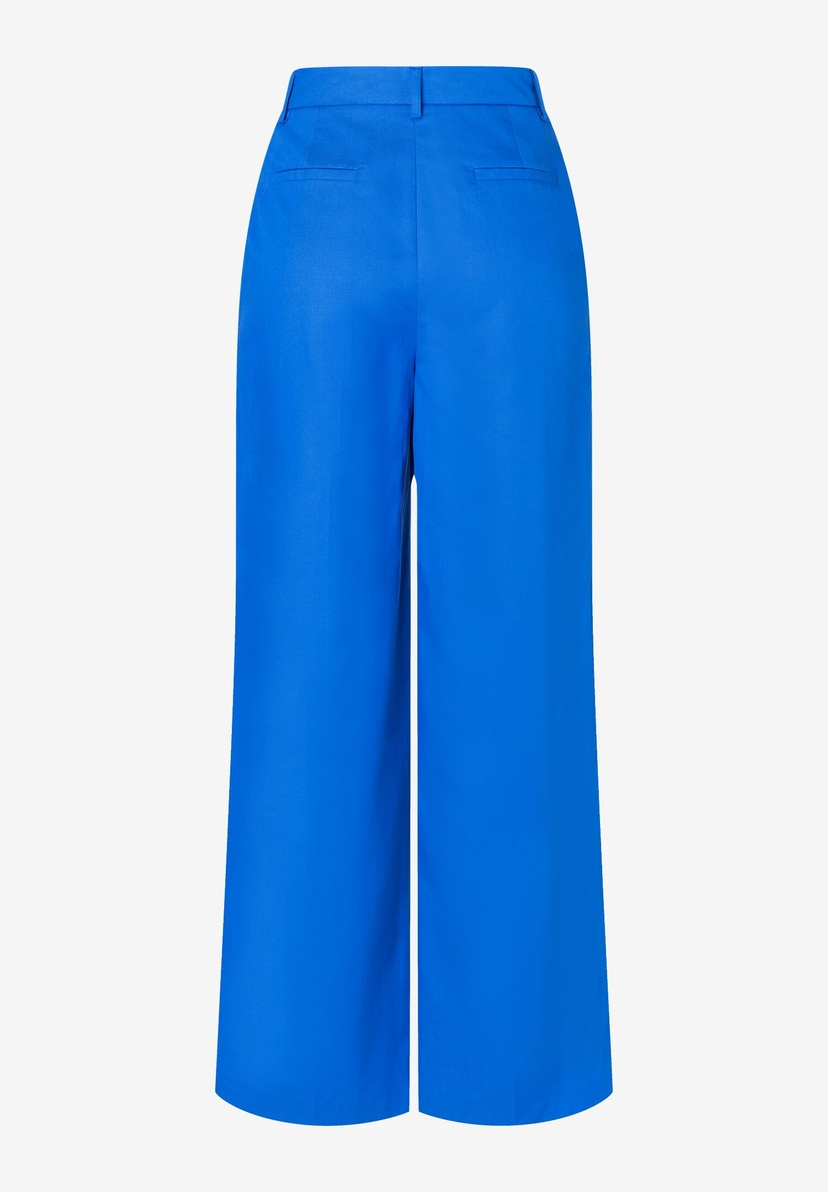Eine blaue, weit geschnittene MORE & MORE Hose von hinten. Eine blaue, weit geschnittene MORE & MORE Hose von hinten.