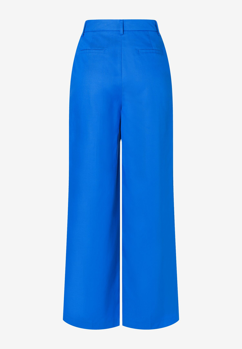 Eine blaue, weit geschnittene MORE & MORE Hose von hinten. Eine blaue, weit geschnittene MORE & MORE Hose von hinten.