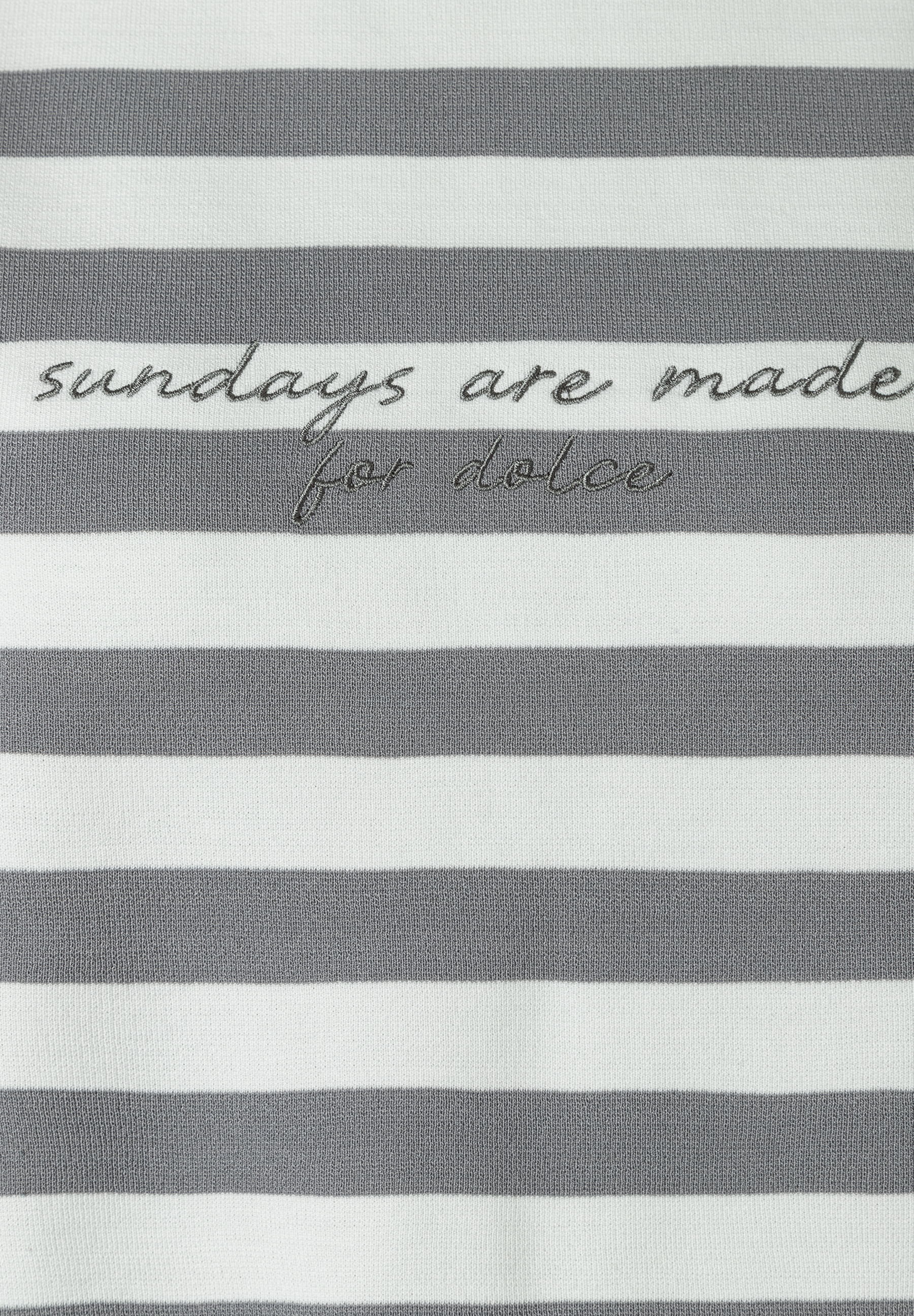Ein MORE & MORE T-Shirt mit grauen Streifen und "sundays are made for dolce" Schriftzug. Ein MORE & MORE T-Shirt mit grauen Streifen und "sundays are made for dolce" Schriftzug.