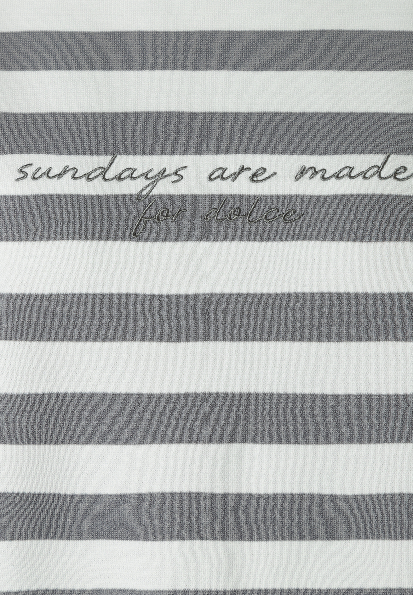 Ein MORE & MORE T-Shirt mit grauen Streifen und "sundays are made for dolce" Schriftzug. Ein MORE & MORE T-Shirt mit grauen Streifen und "sundays are made for dolce" Schriftzug.