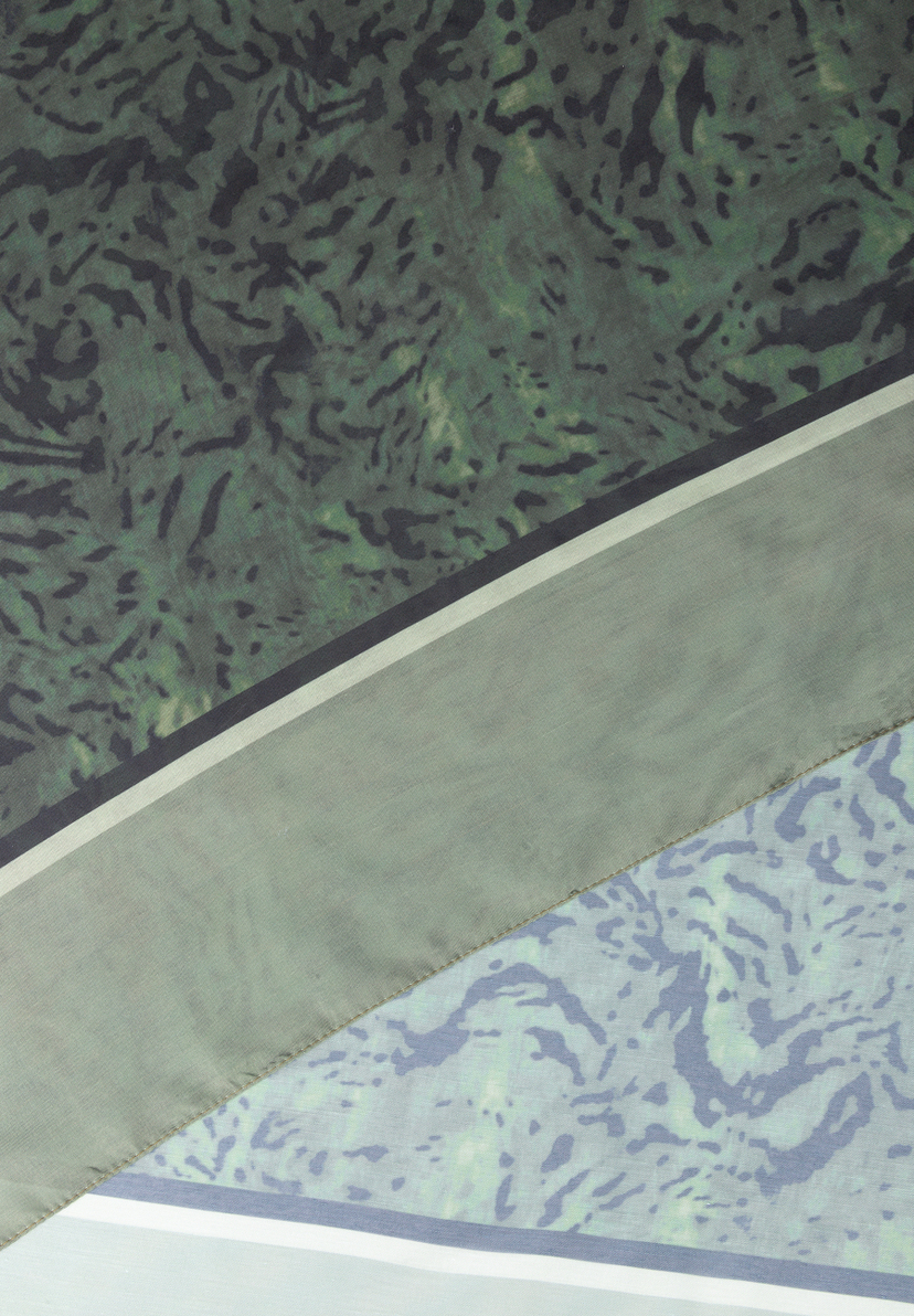 MORE & MORE Accessoire: Detaillierte Nahaufnahme von einem Stofftuch mit geometrischen Farbflächen in Gr
ntönen. MORE & MORE Accessoire: Detaillierte Nahaufnahme von einem Stofftuch mit geometrischen Farbflächen in Gr
ntönen.