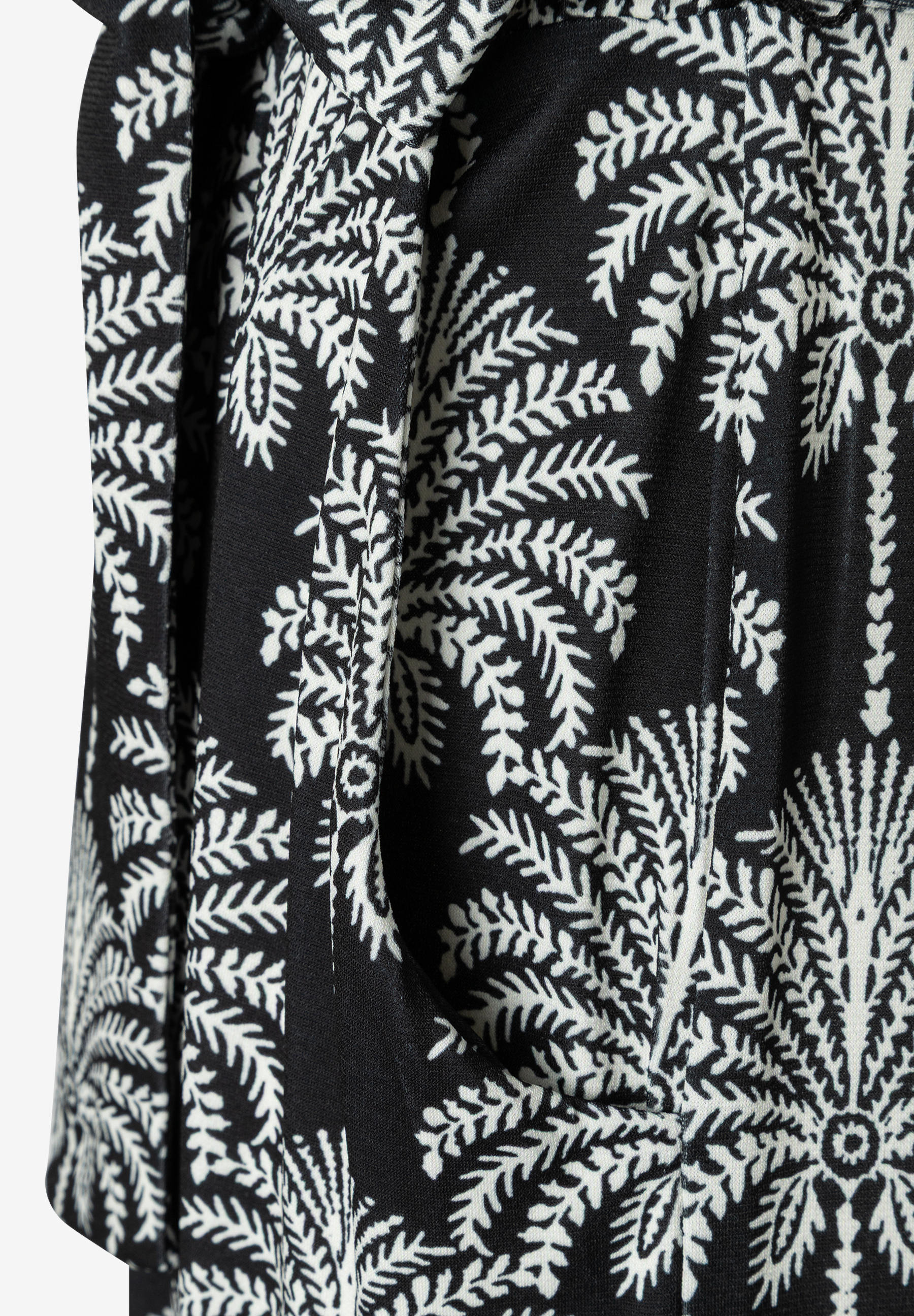 MORE & MORE Jeans im Jersey-Stil: Eine schwarze Hose mit aufgedruckten weißen Blättern, komfortabel und knitterarm. MORE & MORE Jeans im Jersey-Stil: Eine schwarze Hose mit aufgedruckten weißen Blättern, komfortabel und knitterarm.