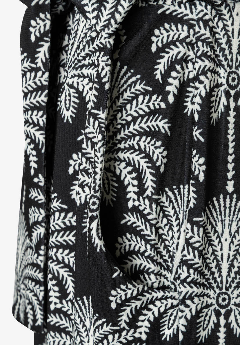 MORE & MORE Jeans im Jersey-Stil: Eine schwarze Hose mit aufgedruckten weißen Blättern, komfortabel und knitterarm. MORE & MORE Jeans im Jersey-Stil: Eine schwarze Hose mit aufgedruckten weißen Blättern, komfortabel und knitterarm.