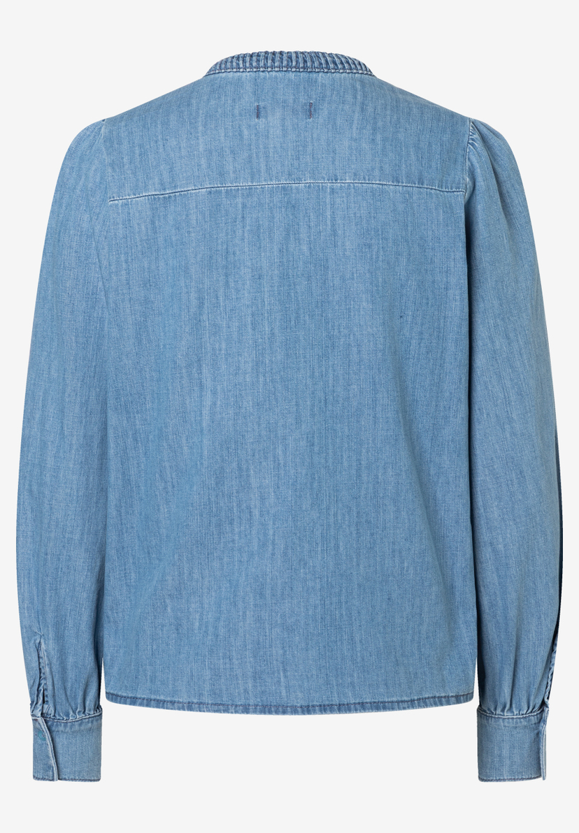 Eine blaue Jeansbluse von MORE & MORE mit langen Ärmeln. Eine blaue Jeansbluse von MORE & MORE mit langen Ärmeln.