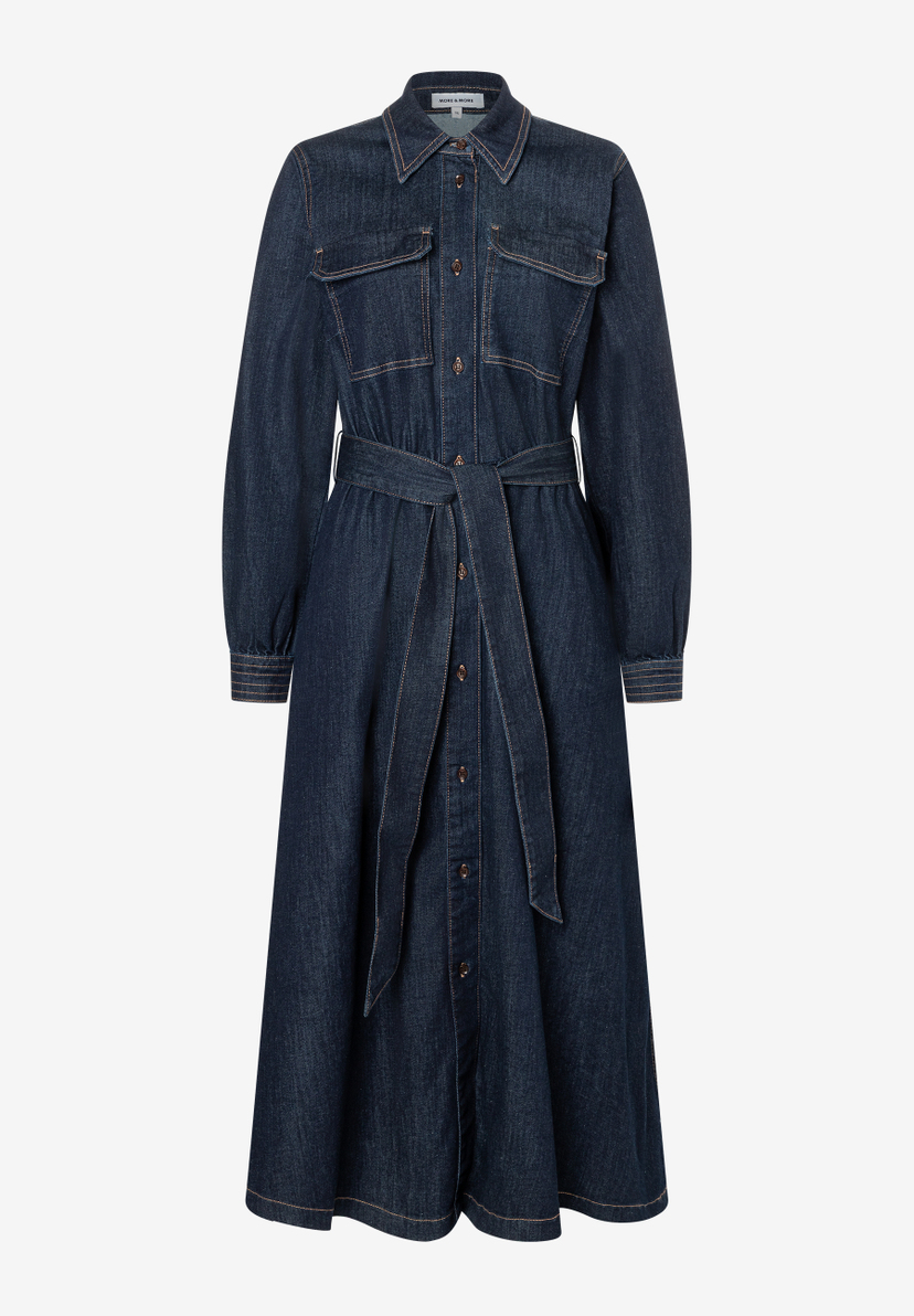 Ein Jeanskleid von MORE & MORE mit langen Ärmeln und Knopfleiste, mit Stoffgürtel in der Taille. Ein Jeanskleid von MORE & MORE mit langen Ärmeln und Knopfleiste, mit Stoffgürtel in der Taille.