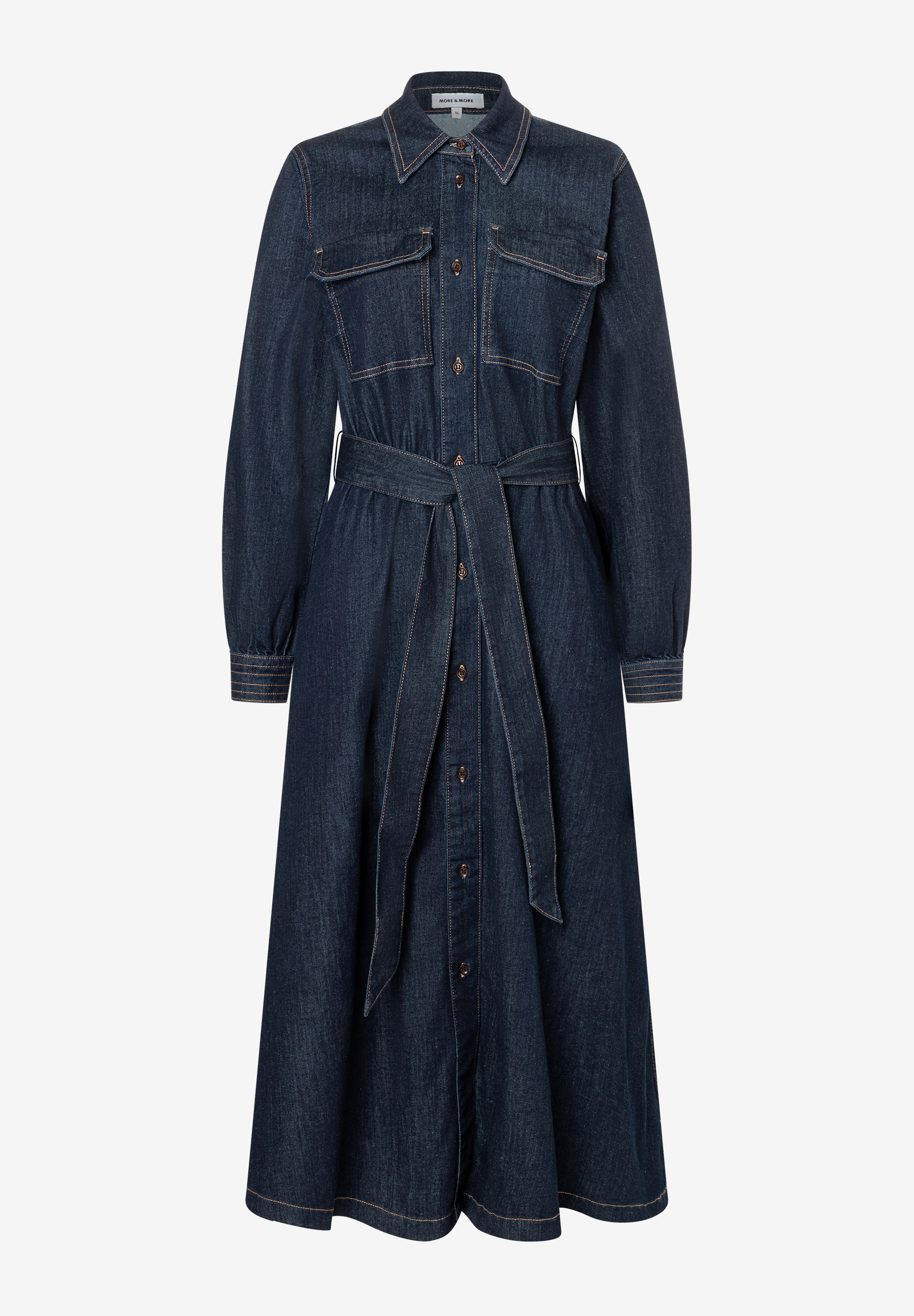 Ein Jeanskleid von MORE & MORE mit langen Ärmeln und Knopfleiste, mit Stoffgürtel in der Taille. Ein Jeanskleid von MORE & MORE mit langen Ärmeln und Knopfleiste, mit Stoffgürtel in der Taille.