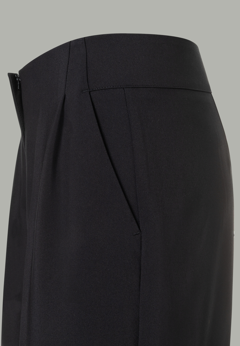 Nahaufnahme schwarzer MORE & MORE Hose/Jeans mit schräger Seitentasche, Bund und Reißverschluss. Nahaufnahme schwarzer MORE & MORE Hose/Jeans mit schräger Seitentasche, Bund und Reißverschluss.