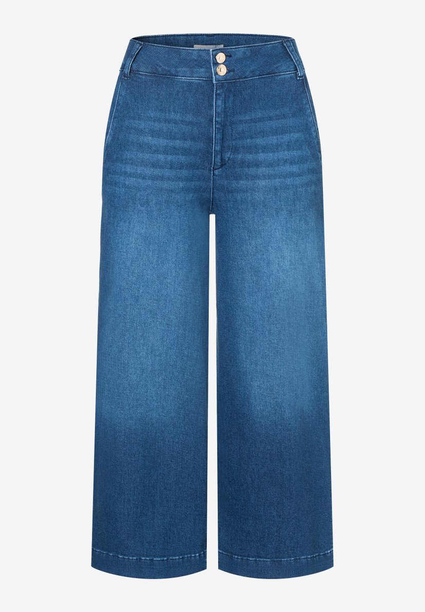 Eine blaue MORE & MORE Jeanshose mit weitem Bein aus Denim ist abgebildet. Eine blaue MORE & MORE Jeanshose mit weitem Bein aus Denim ist abgebildet.