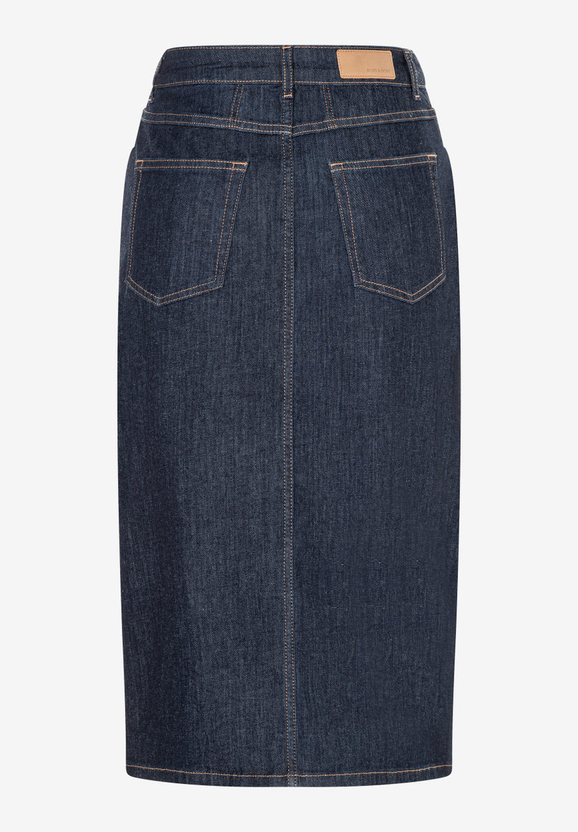 Ein blauer, elastischer Jeansrock von MORE & MORE mit zwei Gesäßtaschen und einer braunen Logopatch am Bund. Ein blauer, elastischer Jeansrock von MORE & MORE mit zwei Gesäßtaschen und einer braunen Logopatch am Bund.