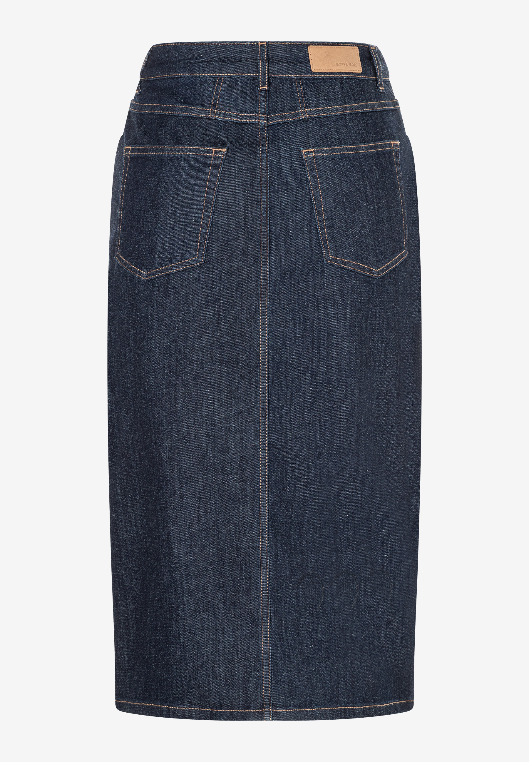 Ein blauer, elastischer Jeansrock von MORE & MORE mit zwei Gesäßtaschen und einer braunen Logopatch am Bund. Ein blauer, elastischer Jeansrock von MORE & MORE mit zwei Gesäßtaschen und einer braunen Logopatch am Bund.