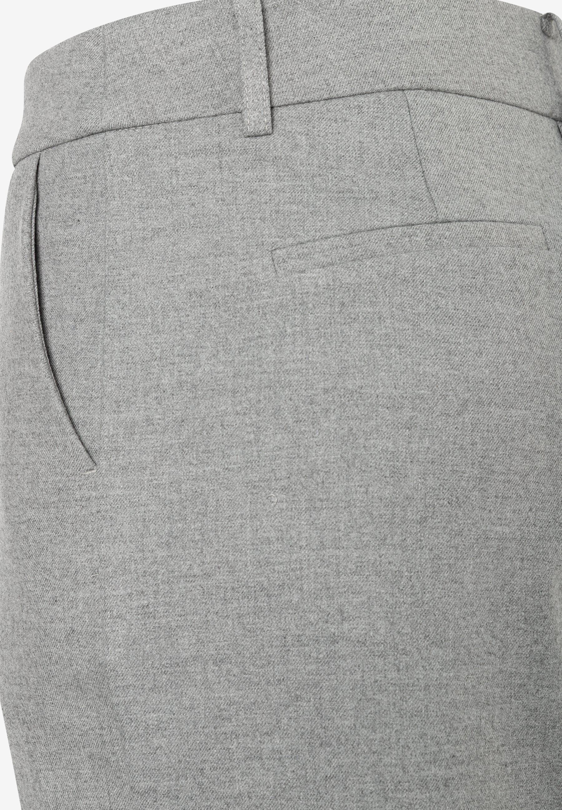 Detailaufnahme einer grauen MORE & MORE Hose mit schrägem Eingriff und Paspeltasche. Detailaufnahme einer grauen MORE & MORE Hose mit schrägem Eingriff und Paspeltasche.