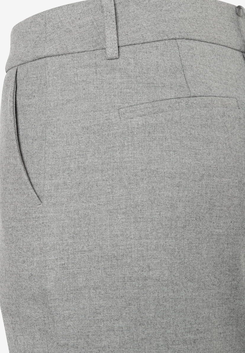 Detailaufnahme einer grauen MORE & MORE Hose mit schrägem Eingriff und Paspeltasche. Detailaufnahme einer grauen MORE & MORE Hose mit schrägem Eingriff und Paspeltasche.