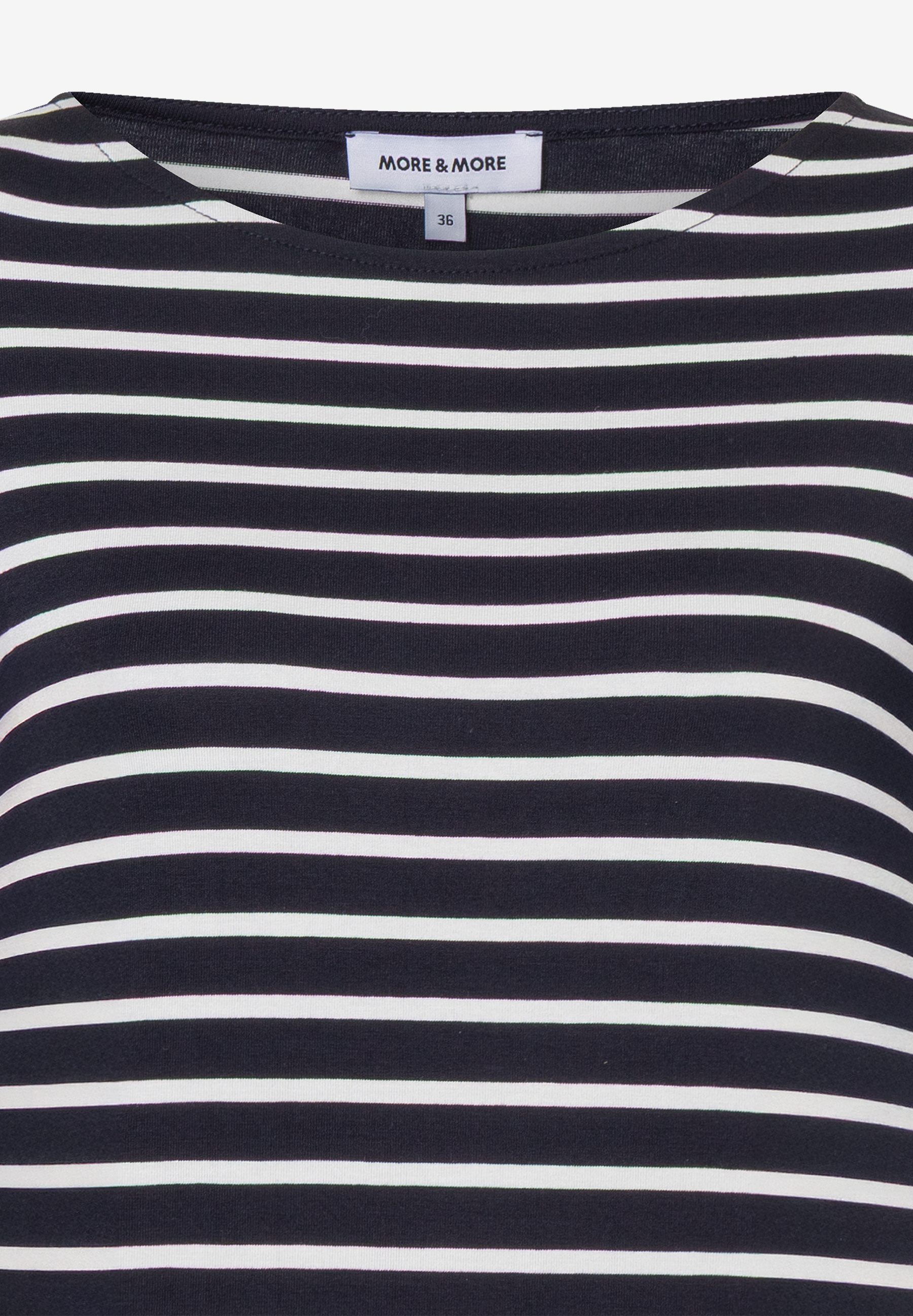 Detailaufnahme eines gestreiften MORE & MORE Oberteils mit Rundhalsausschnitt. Detailaufnahme eines gestreiften MORE & MORE Oberteils mit Rundhalsausschnitt.