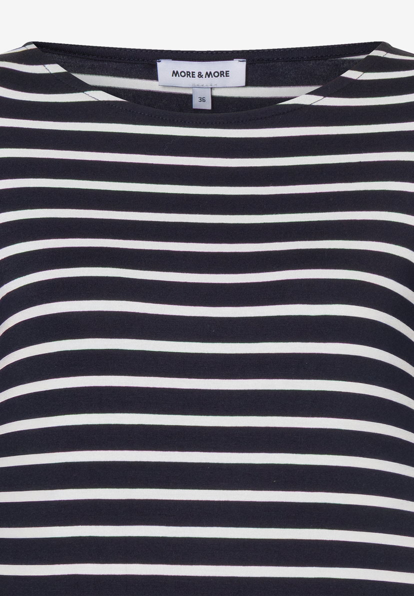 Detailaufnahme eines gestreiften MORE & MORE Oberteils mit Rundhalsausschnitt. Detailaufnahme eines gestreiften MORE & MORE Oberteils mit Rundhalsausschnitt.