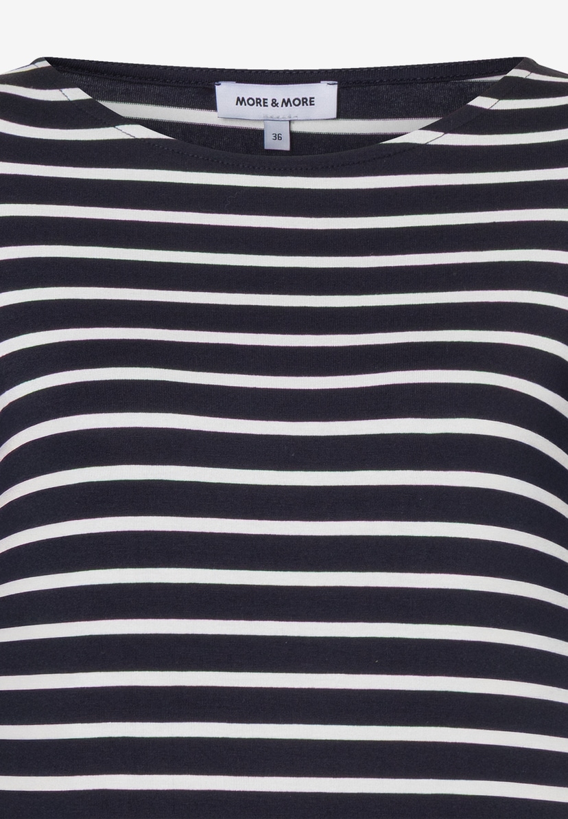 Detailaufnahme eines gestreiften MORE & MORE Oberteils mit Rundhalsausschnitt. Detailaufnahme eines gestreiften MORE & MORE Oberteils mit Rundhalsausschnitt.