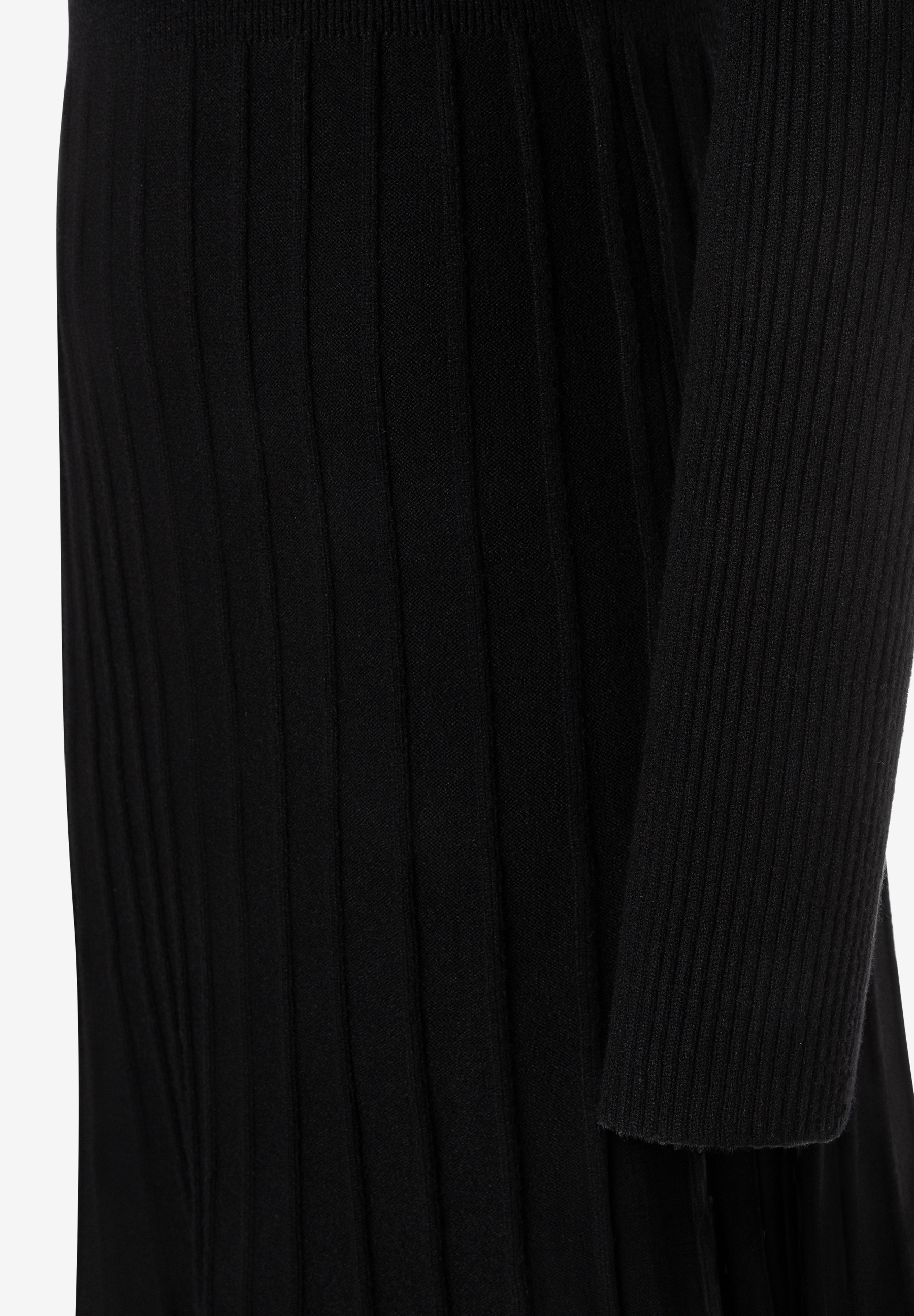 MORE & MORE schwarzes Strickkleid mit Rippenstruktur und Bündchen am Ärmel MORE & MORE schwarzes Strickkleid mit Rippenstruktur und Bündchen am Ärmel
