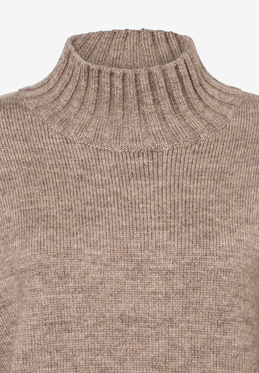 Detailaufnahme eines beigen MORE & MORE Strickpullovers mit Rollkragen. Das Strickmuster ist klar und gleichmäßig. Detailaufnahme eines beigen MORE & MORE Strickpullovers mit Rollkragen. Das Strickmuster ist klar und gleichmäßig.