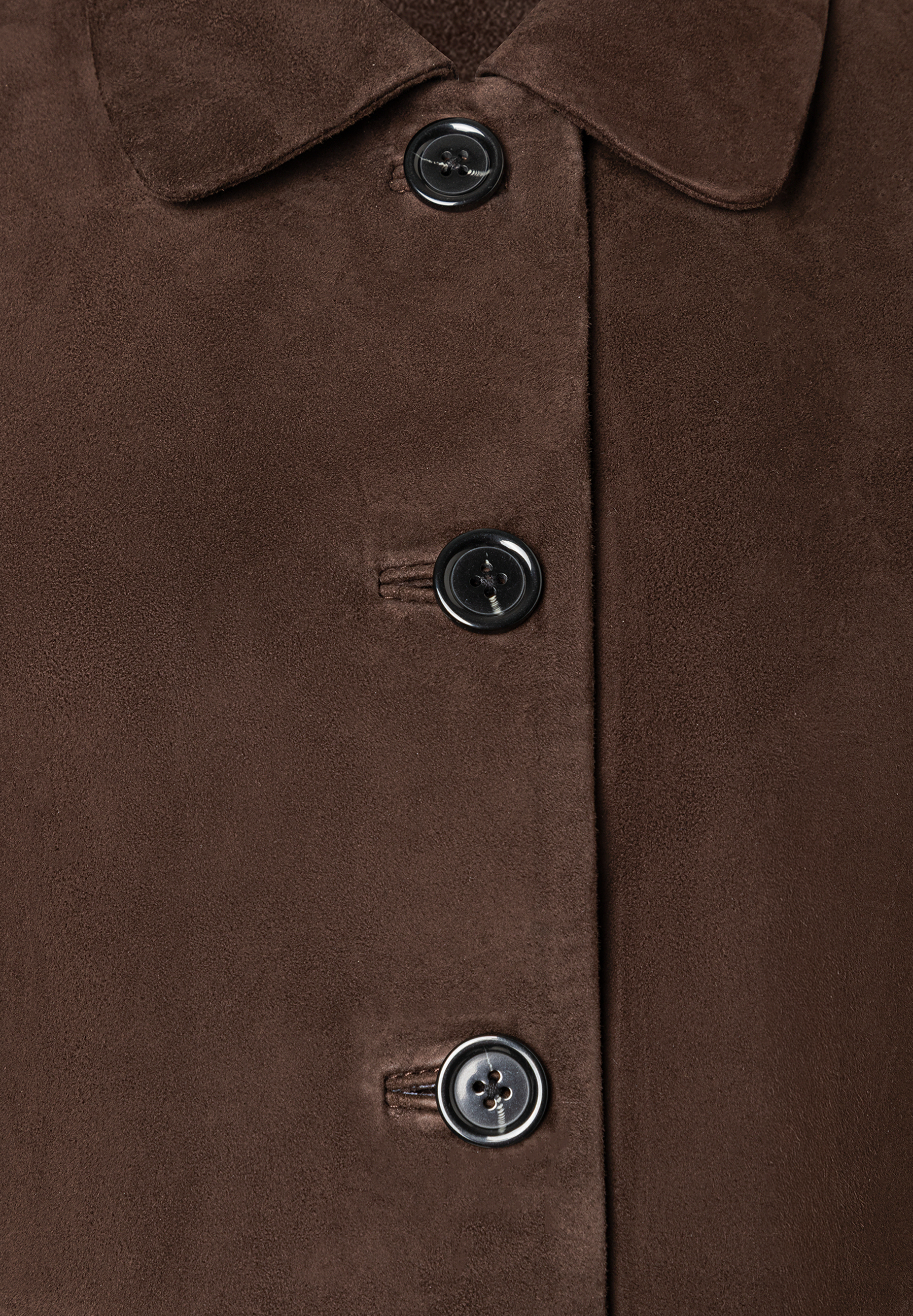 Nahaufnahme einer MORE & MORE Jacke mit drei Knöpfen und Kragen aus braunem Stoff. Nahaufnahme einer MORE & MORE Jacke mit drei Knöpfen und Kragen aus braunem Stoff.