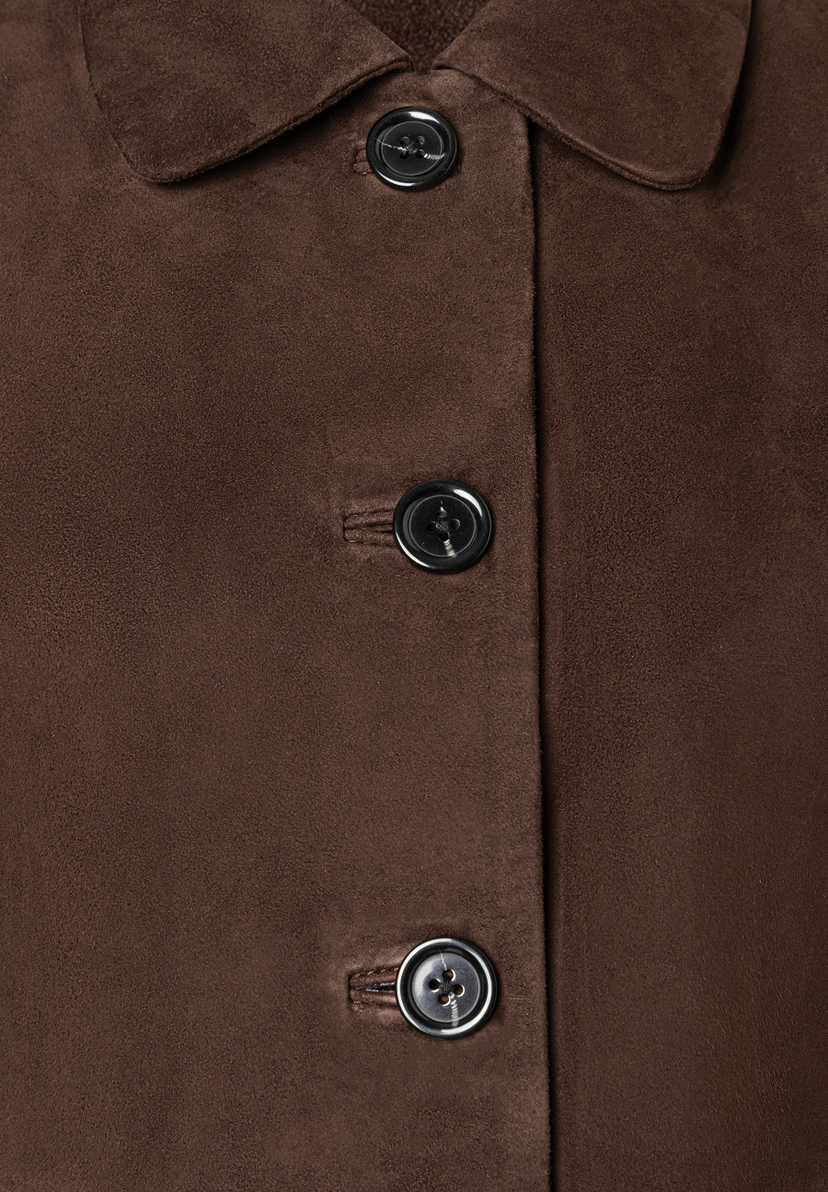 Nahaufnahme einer MORE & MORE Jacke mit drei Knöpfen und Kragen aus braunem Stoff. Nahaufnahme einer MORE & MORE Jacke mit drei Knöpfen und Kragen aus braunem Stoff.