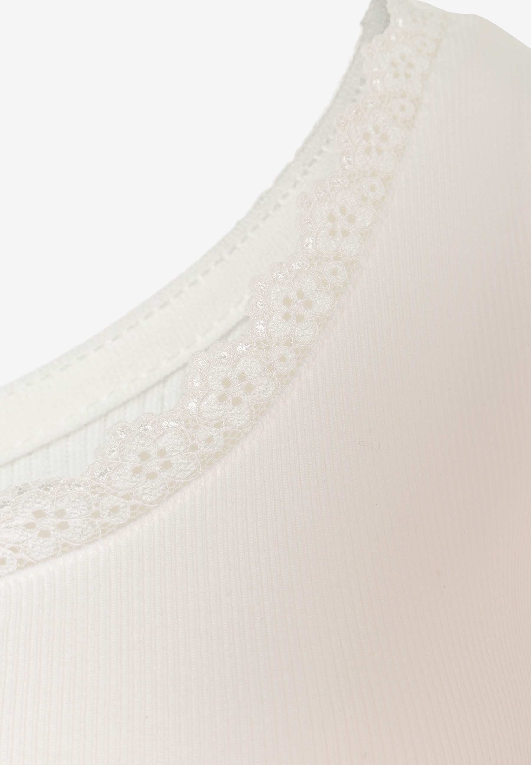 MORE & MORE geripptes Oberteil mit Spitzenbesatz. Das beige Top hat einen Spitzenbesatz am Halsausschnitt. MORE & MORE geripptes Oberteil mit Spitzenbesatz. Das beige Top hat einen Spitzenbesatz am Halsausschnitt.