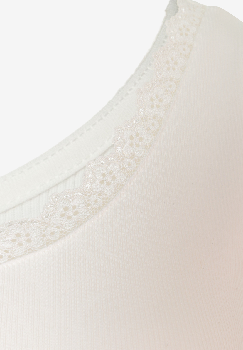 MORE & MORE geripptes Oberteil mit Spitzenbesatz. Das beige Top hat einen Spitzenbesatz am Halsausschnitt. MORE & MORE geripptes Oberteil mit Spitzenbesatz. Das beige Top hat einen Spitzenbesatz am Halsausschnitt.