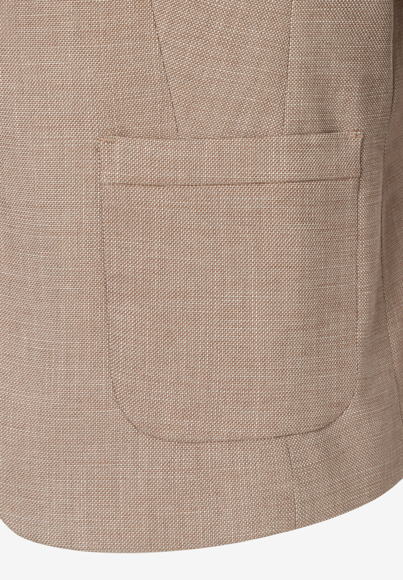 Detailaufnahme eines MORE & MORE Blazers mit Webware und einer aufgesetzten Tasche. Detailaufnahme eines MORE & MORE Blazers mit Webware und einer aufgesetzten Tasche.