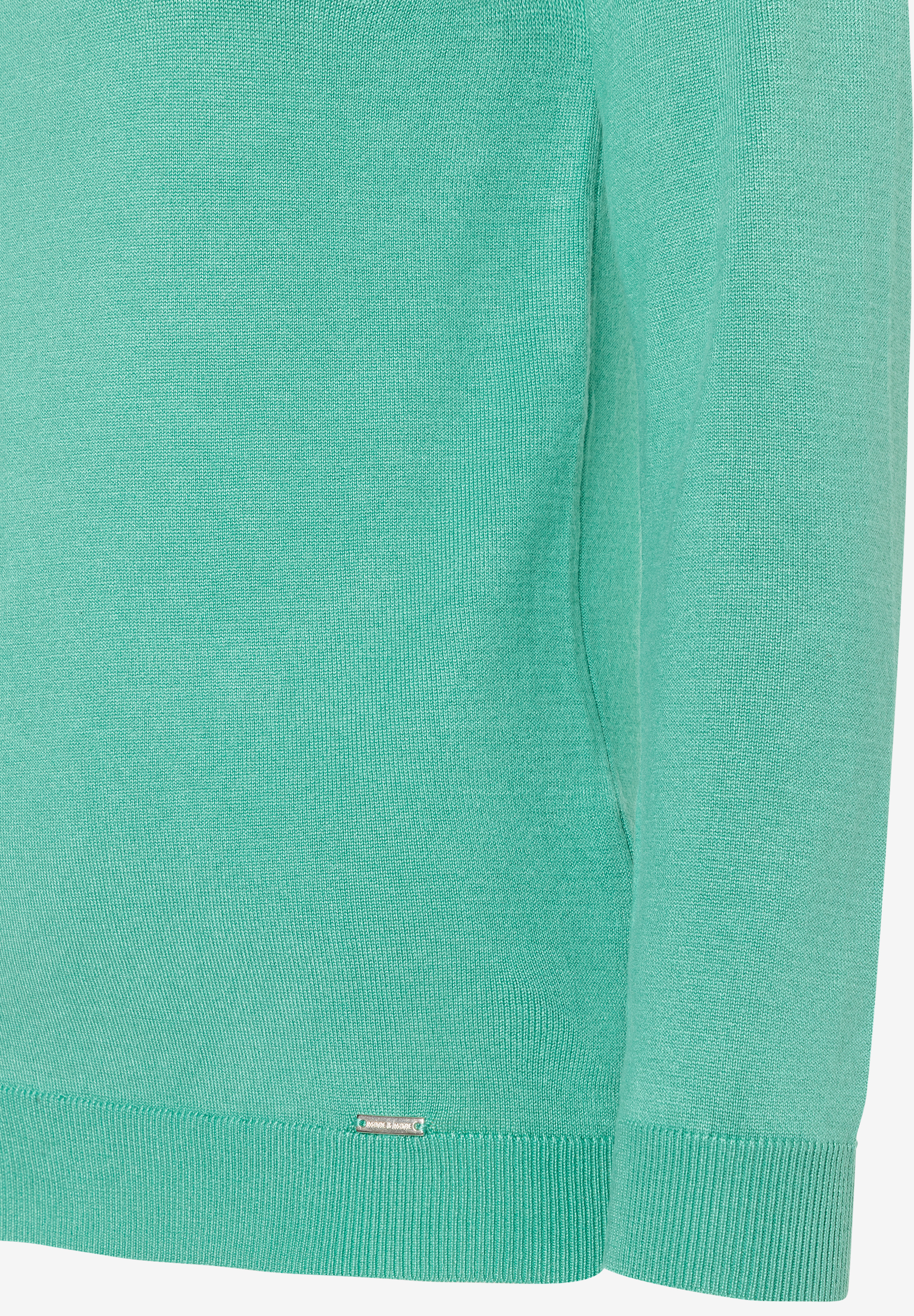 Detailaufnahme eines mintfarbenen MORE & MORE Strickpullovers. Detailaufnahme eines mintfarbenen MORE & MORE Strickpullovers.