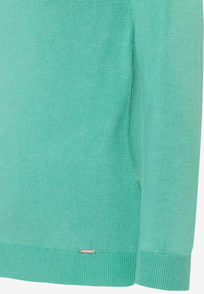 Detailaufnahme eines mintfarbenen MORE & MORE Strickpullovers. Detailaufnahme eines mintfarbenen MORE & MORE Strickpullovers.