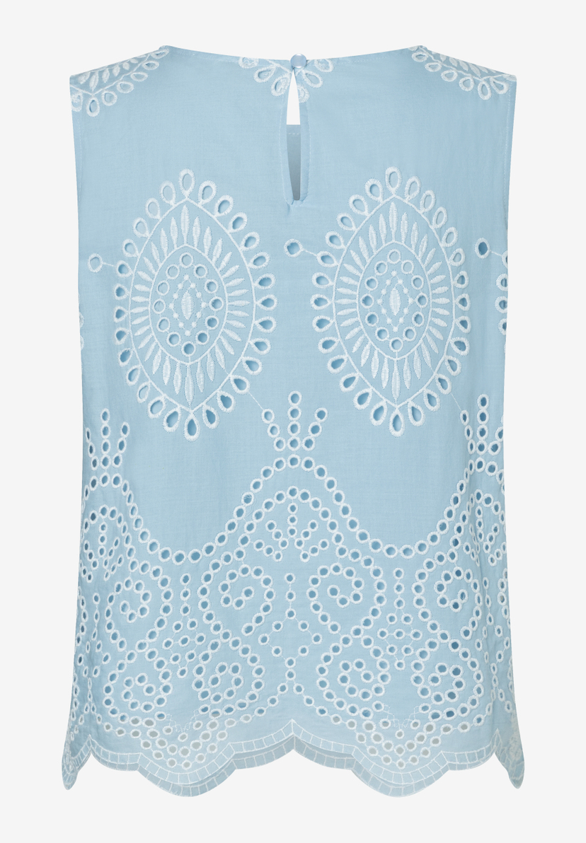 Rückenansicht einer hellblauen MORE & MORE Bluse mit Lochstickerei.