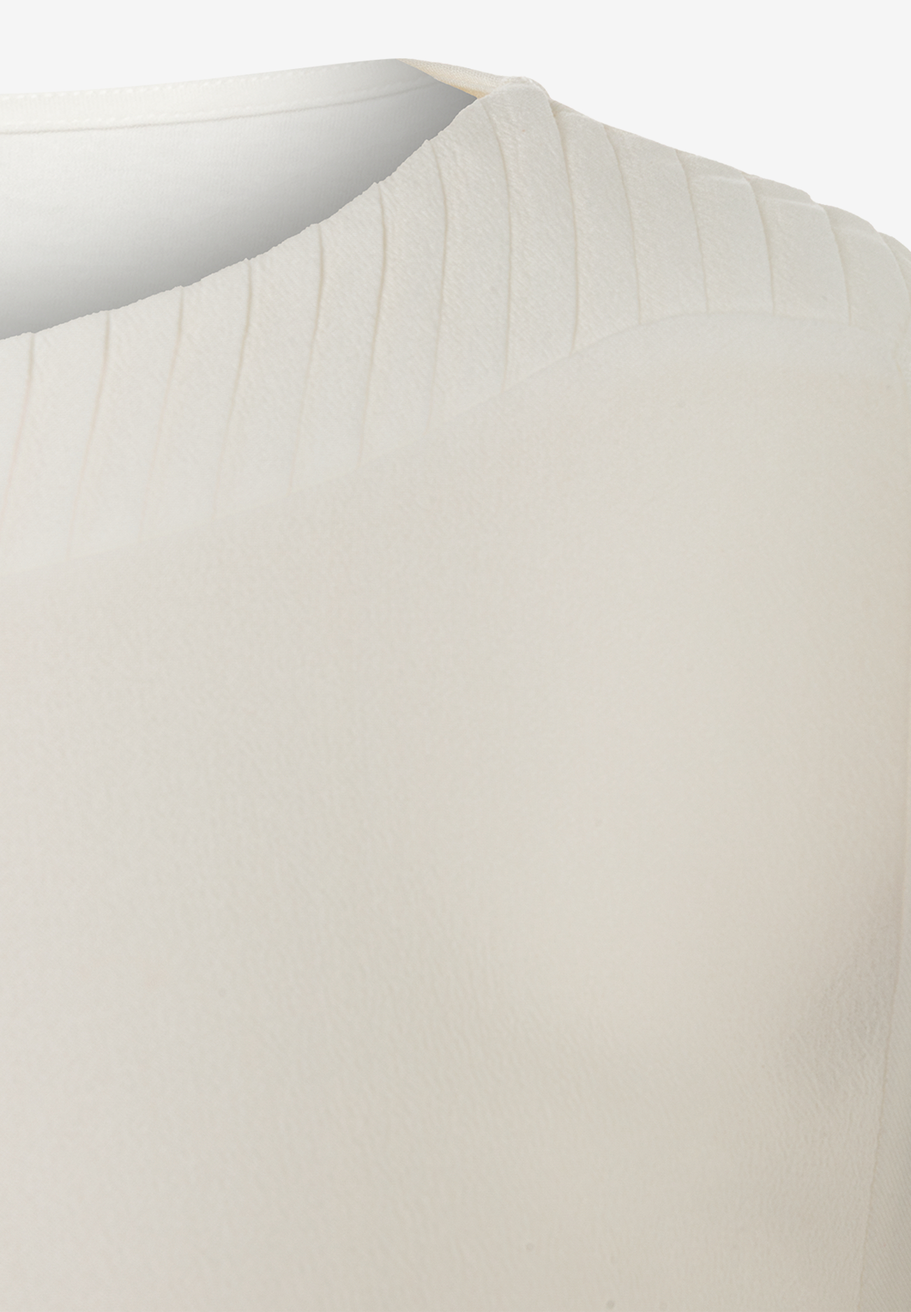 MORE & MORE Bluse: Detailansicht cremefarbenes Oberteil mit Falten am Rundhalsausschnitt und Schultern. MORE & MORE Bluse: Detailansicht cremefarbenes Oberteil mit Falten am Rundhalsausschnitt und Schultern.